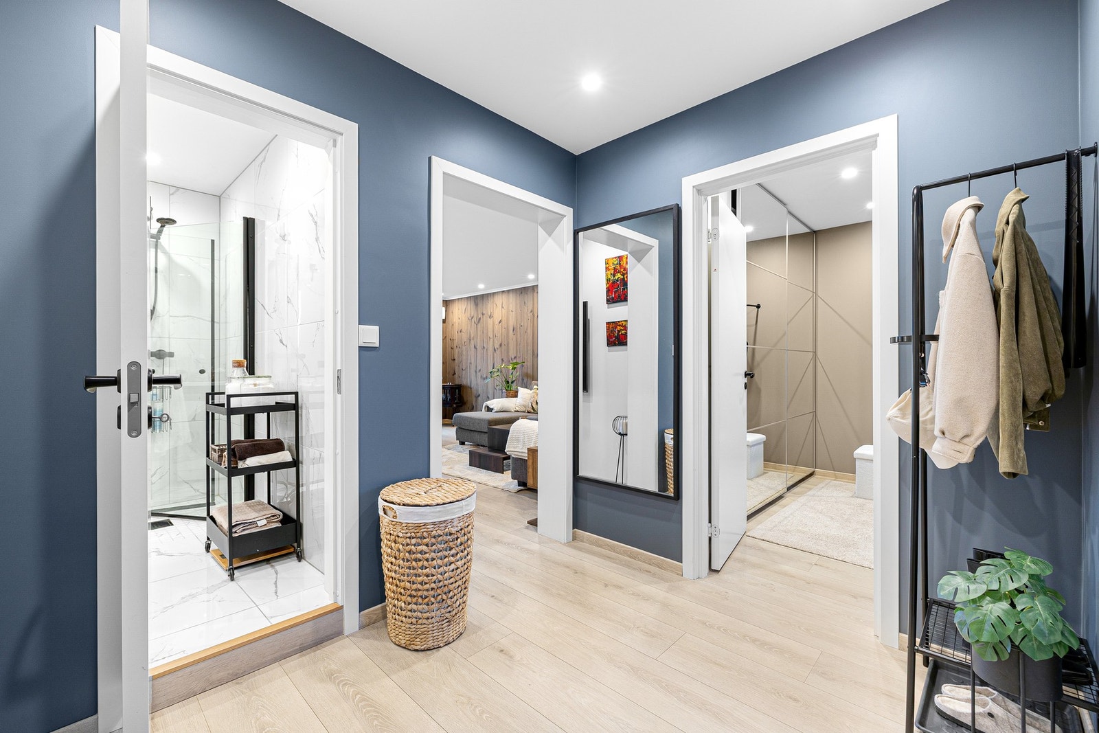 Romslig og innbydende entré med bod. Galleribilde