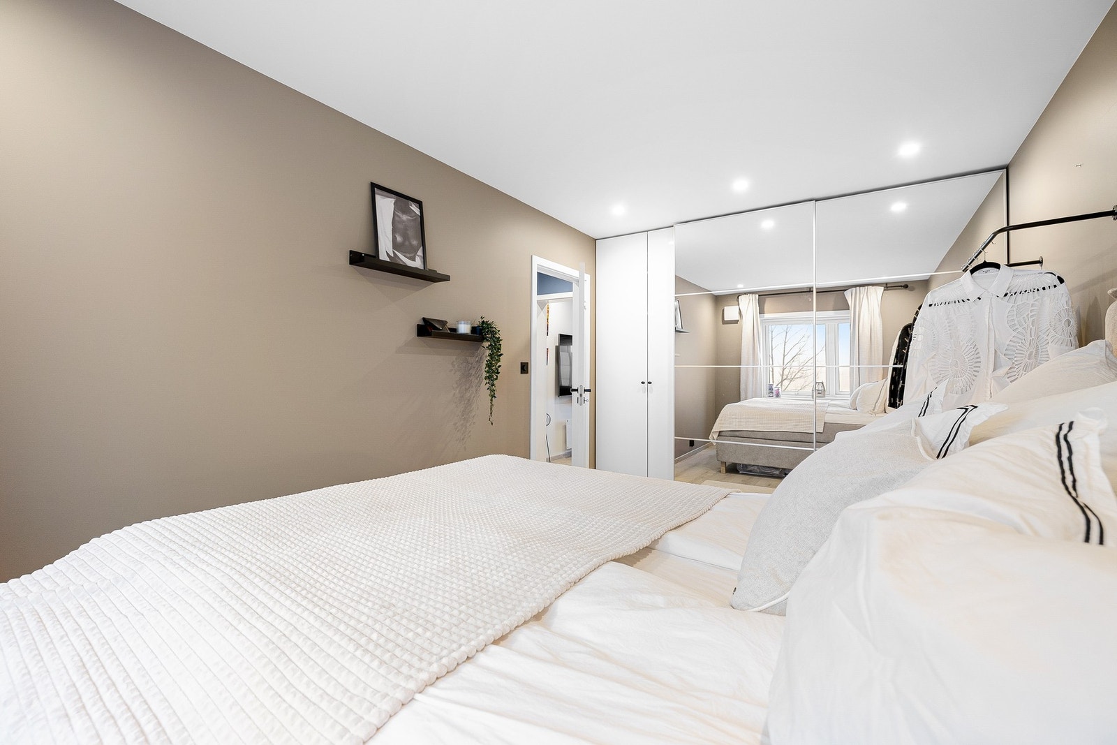 God plass til dobbeltseng. Galleribilde