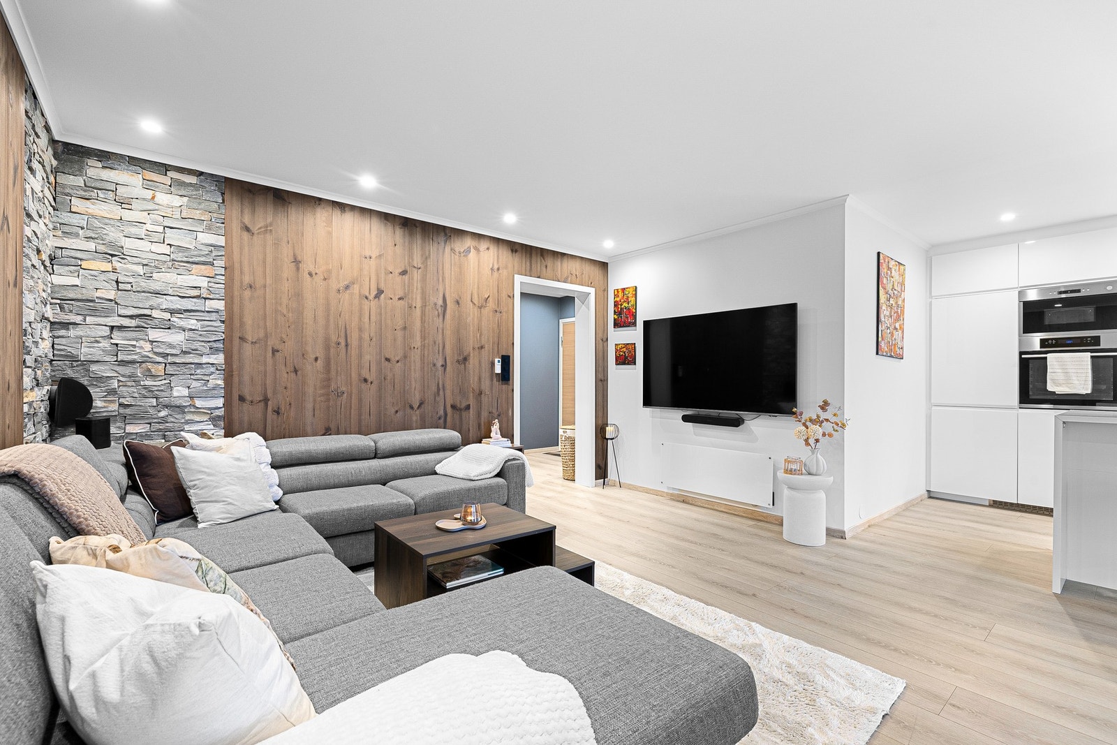 Hyggelig og sosial stue-/kjøkkenløsning på 31 kvm. Galleribilde