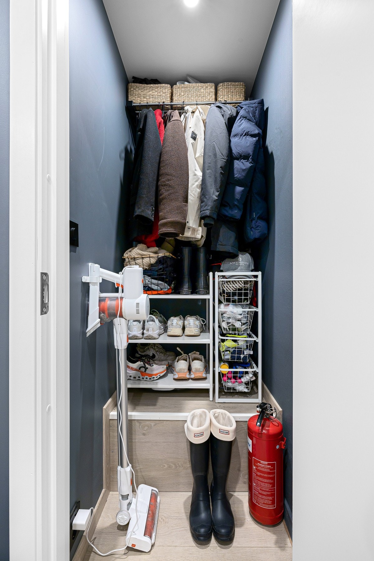 Praktisk bod for oppbevaring av sko og yttertøy. Galleribilde