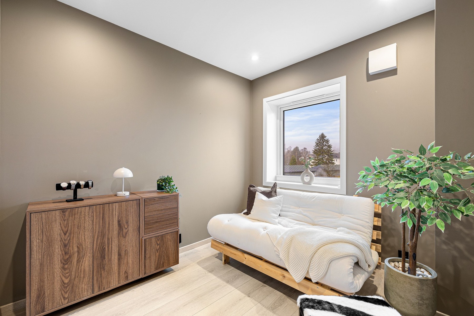 Leilighetens andre soverom er 6,5 kvm og passer også godt som barnerom, gjesterom eller kontor. Galleribilde