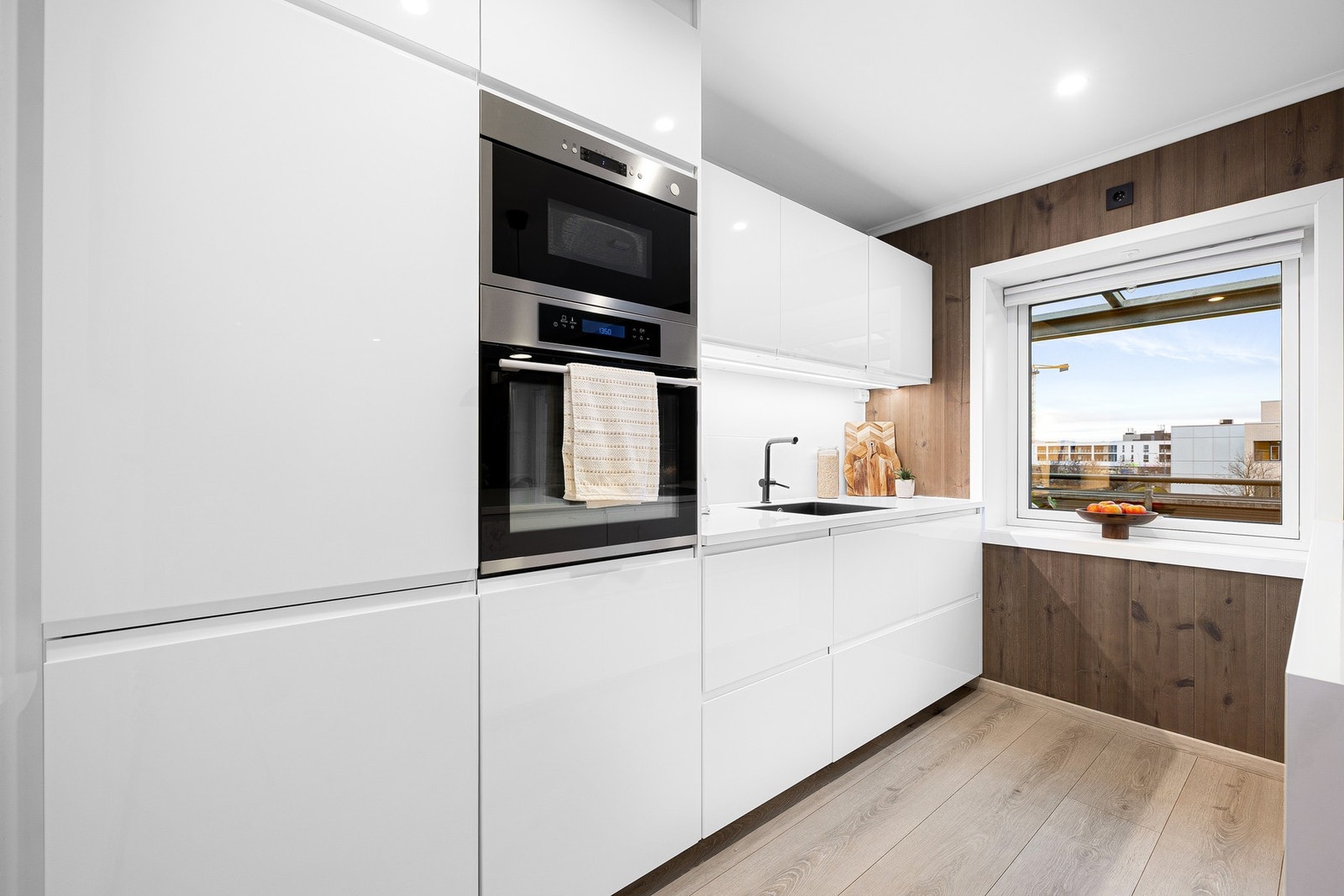 Integrerte hvitevarer består av stekeovn, mikrobølgeovn, kjøl-/fryseskap, oppvaskmaskin og induksjonstopp. Galleribilde