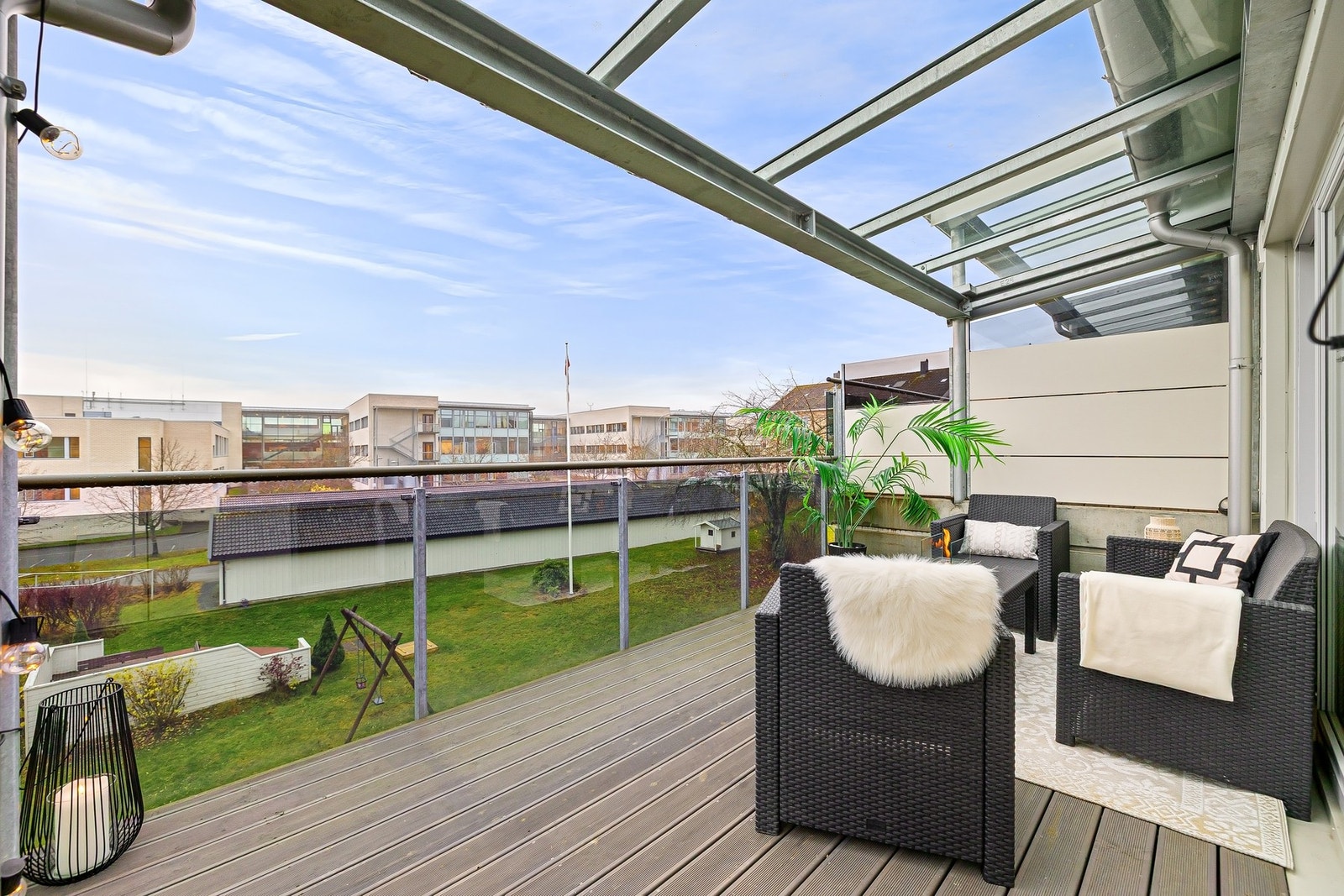 Leiligheten har god beliggenhet i borettslaget med fin utsikt og minimalt med innsyn. Galleribilde