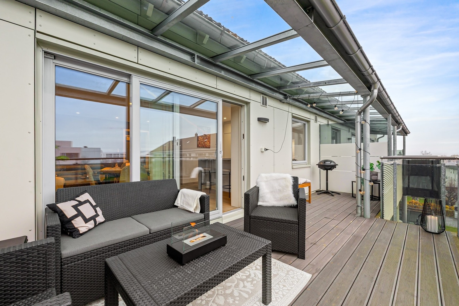 Fra stuen er det direkte utgang til en stor veranda med ypperlige solforhold. Galleribilde