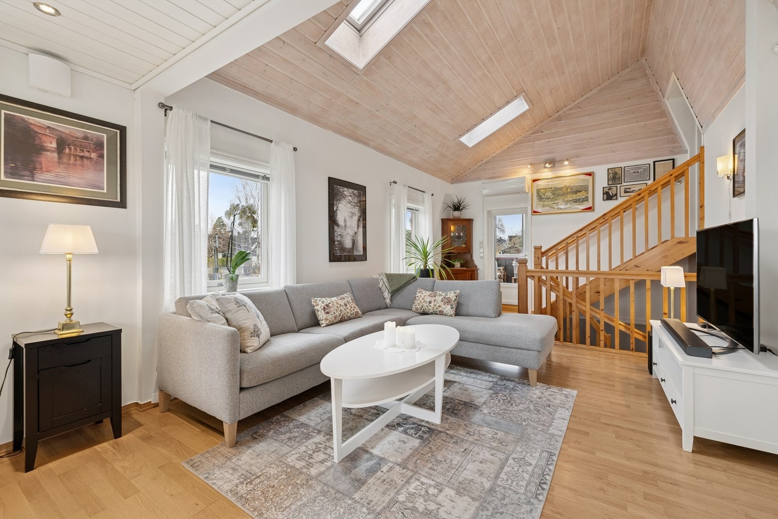 Her har du god talhøyde, samt flere vindusflater i både tak og veggene som gir gode lysforhold. Galleribilde