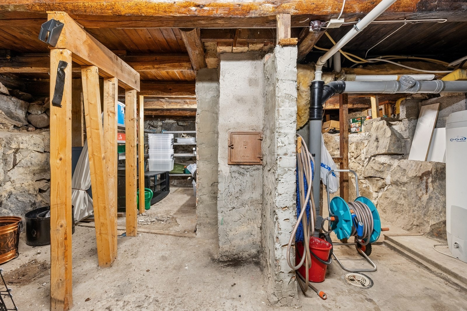 n varmtvannstank på ca. 200 liter fra 2011 er plassert i krypkjeller. I tillegg er en varmtvannsbereder på ca. 120 liter med ukjent alder plassert i kjøkkenbenken i 1. etasje. Galleribilde