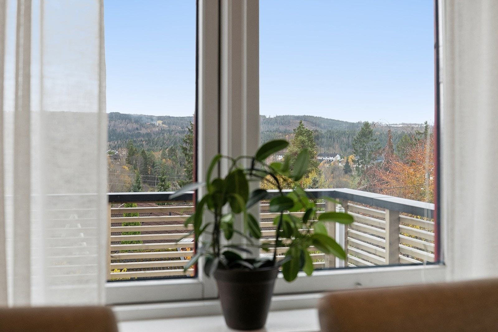 Utsyn mot naturskjønne områder fra stuevindu. Galleribilde