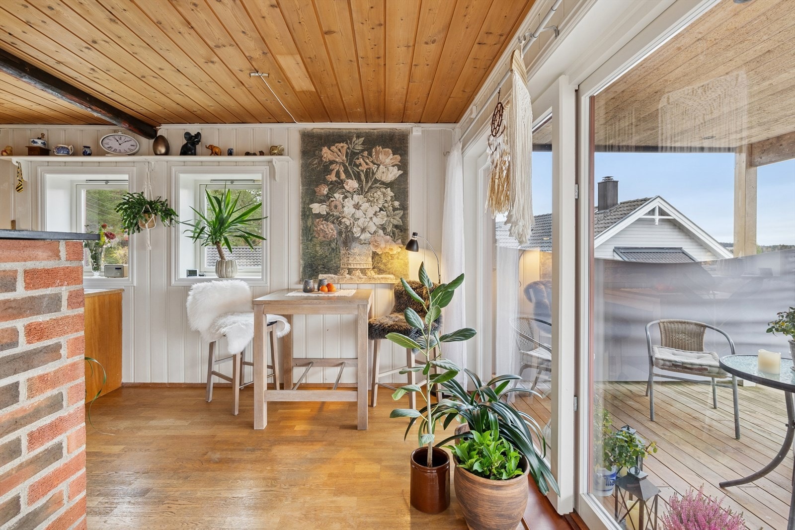 I tilknytning til kjøkkenet er det plass til en spisegruppe i hjørnet. Galleribilde