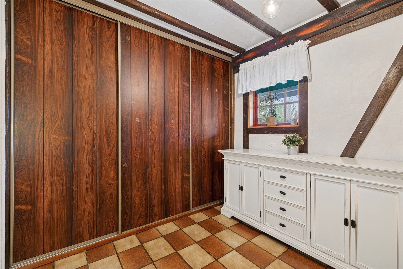 Her har du også skyvedørsgarderobe for smart oppbevaring. Galleribilde