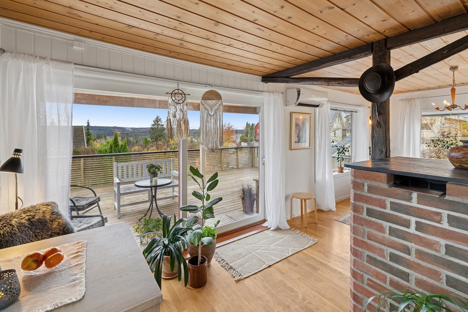 Rommet har flere vindusflater som slipper inn godt med naturlig lys. Galleribilde