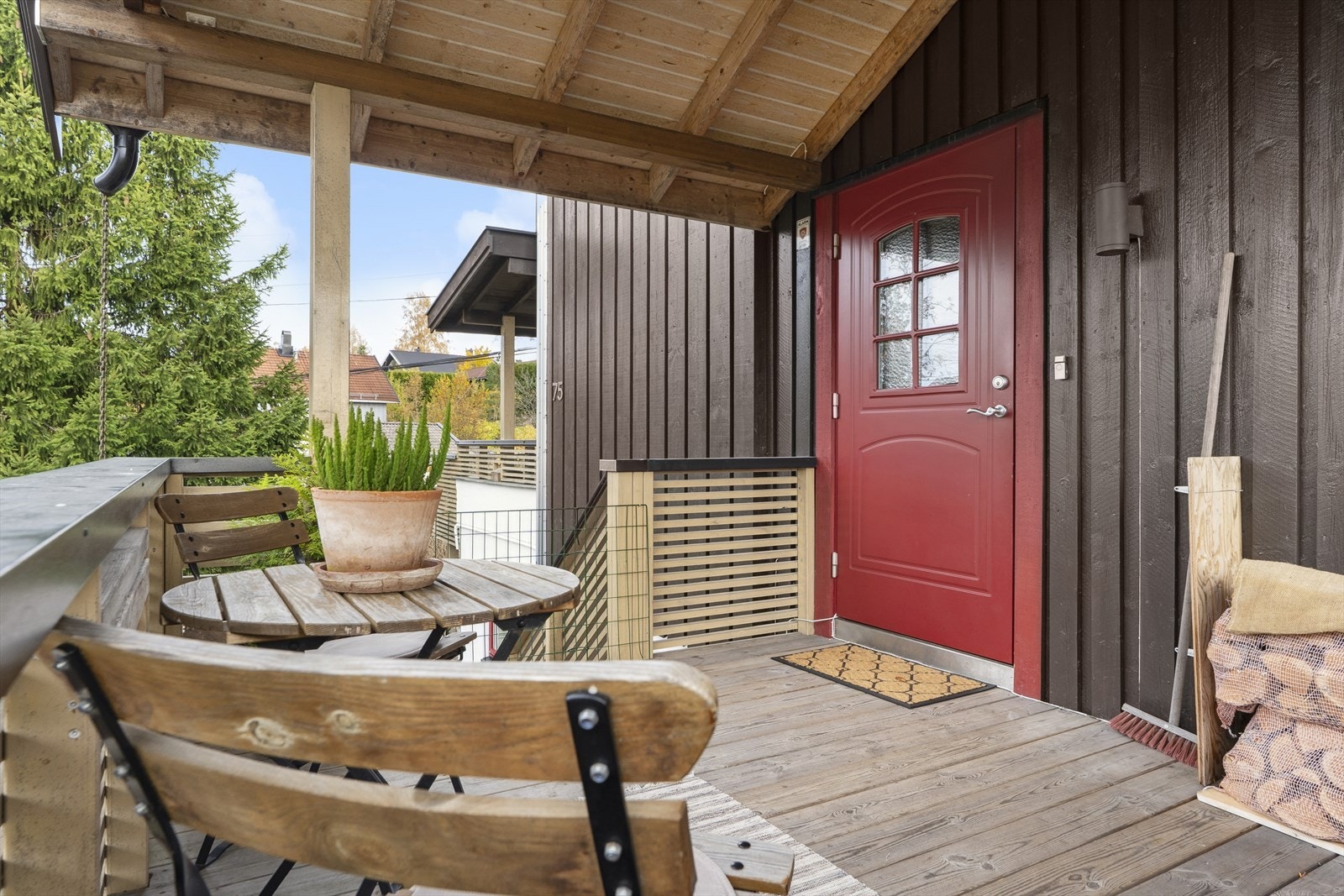 Du ønskes velkommen til et innbydende, overbygd inngangsparti på ca. 8 kvm. Galleribilde