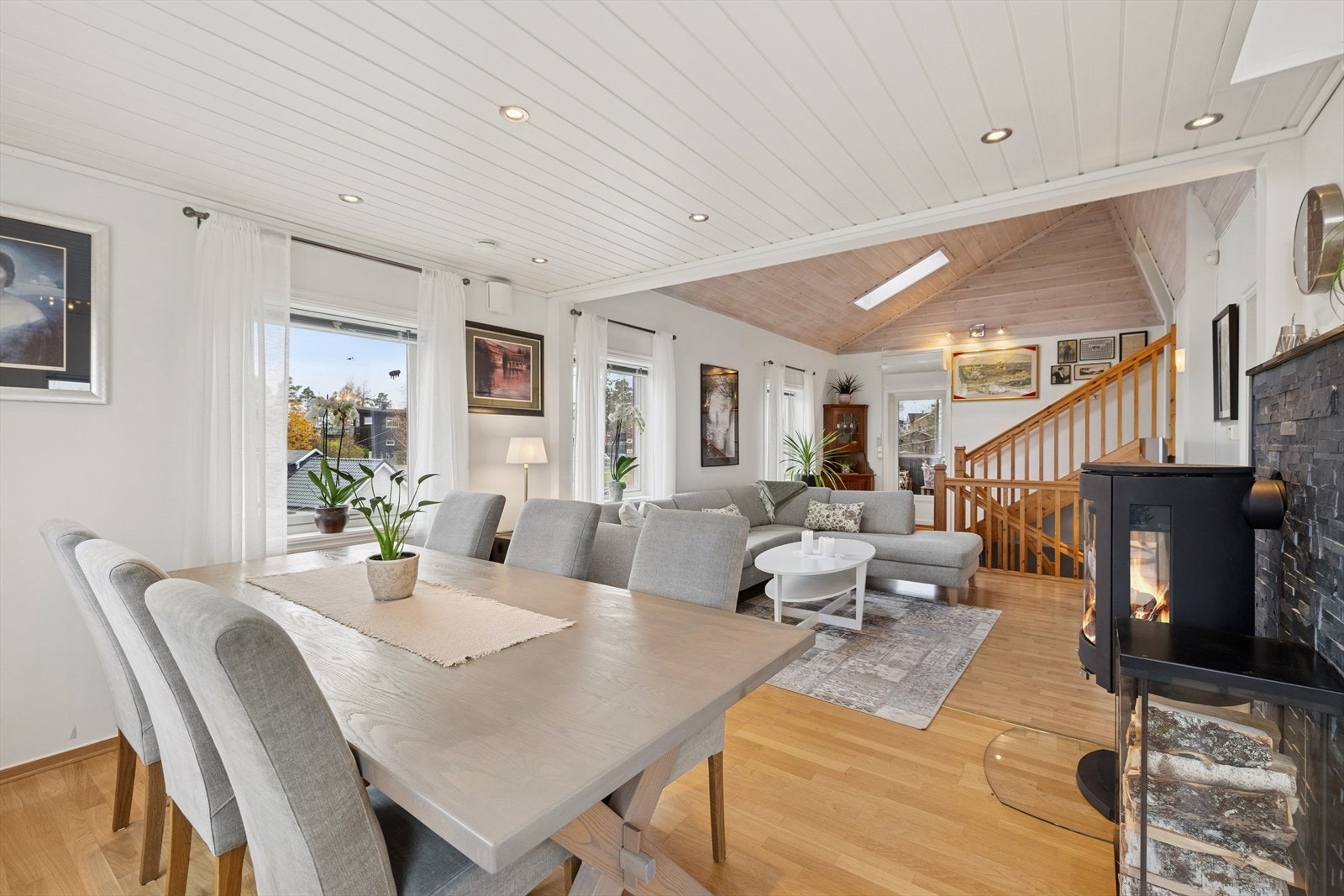 Det er installert varmepumpe i etasjen, i tillegg til vedovn som gir ekstra varme på kalde dager. Galleribilde