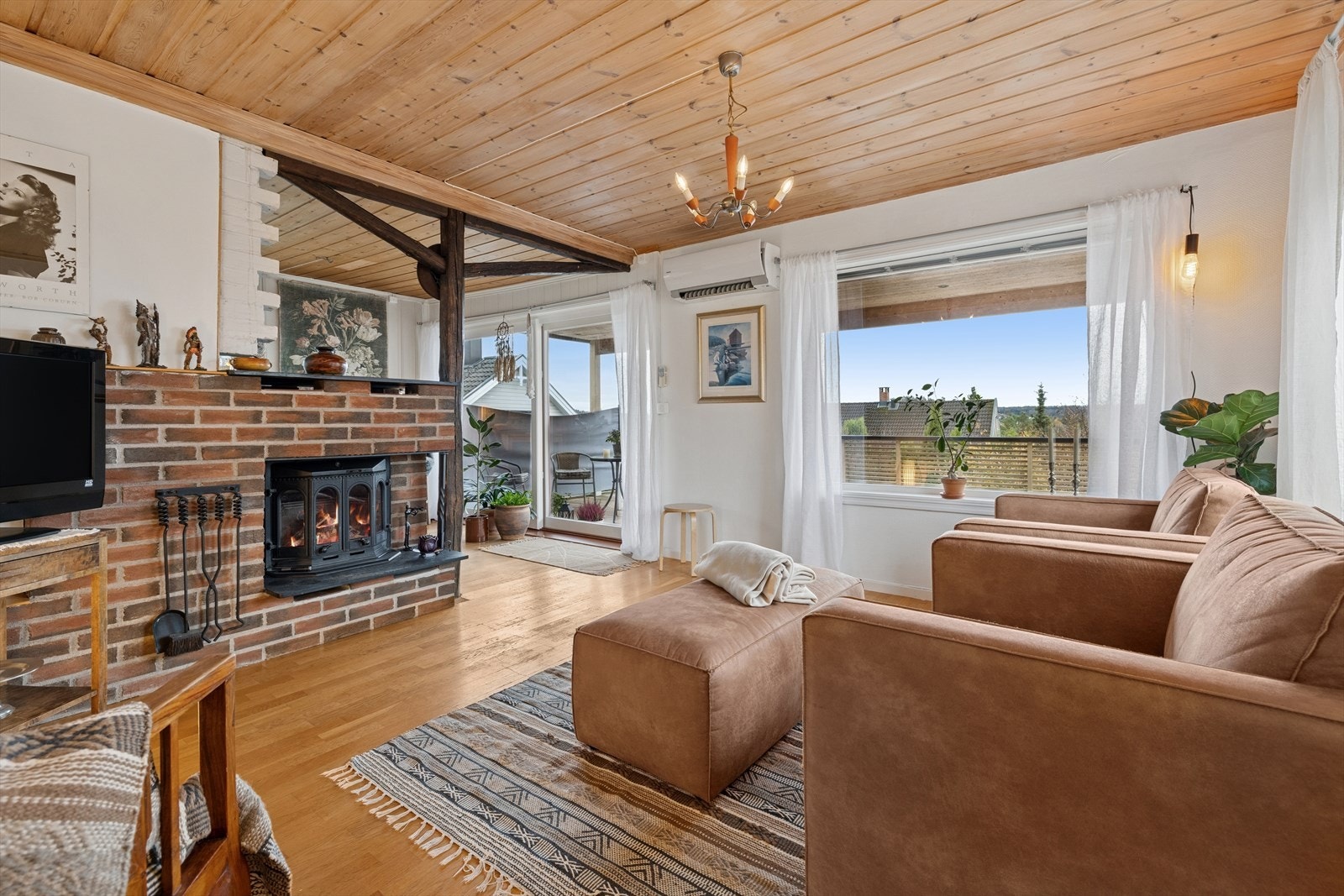 Etasjen har en vedpeis sentralt plassert mellom stue og kjøkken, som bidrar til en behagelig og lun atmosfære på kalde dager. Galleribilde