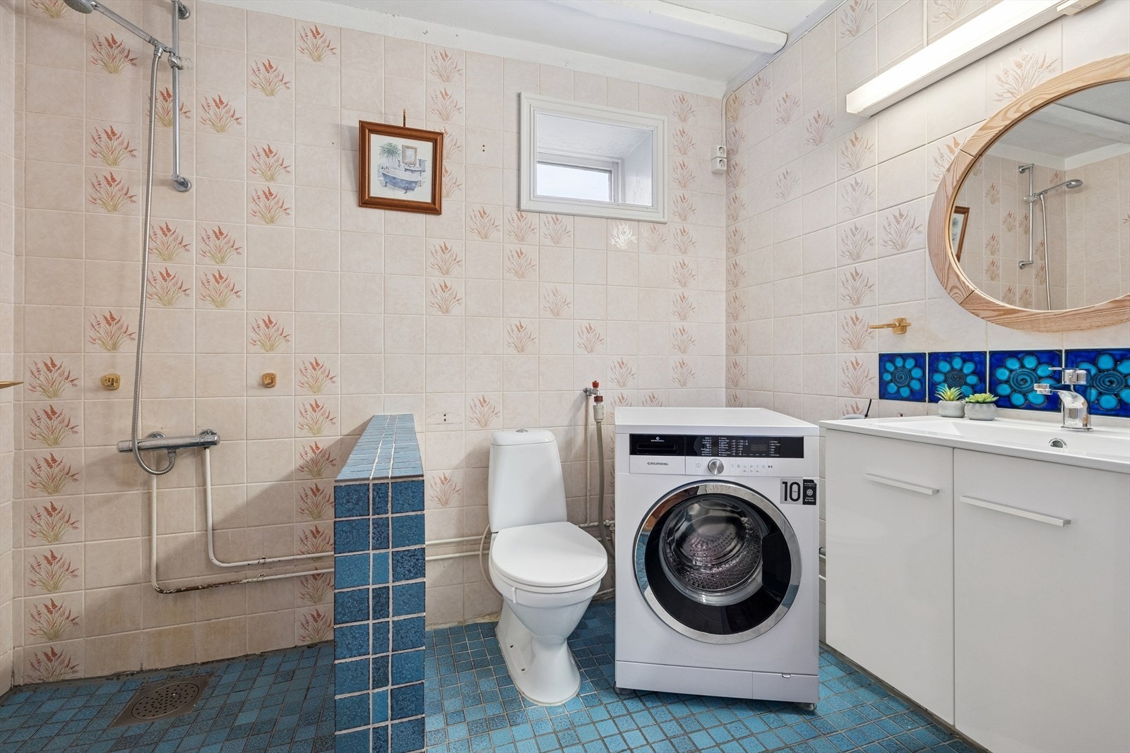 Badet i 1. etasje holder en eldre standard hvor det vil være nødvendig med renovering for å oppnå dagens krav. Galleribilde