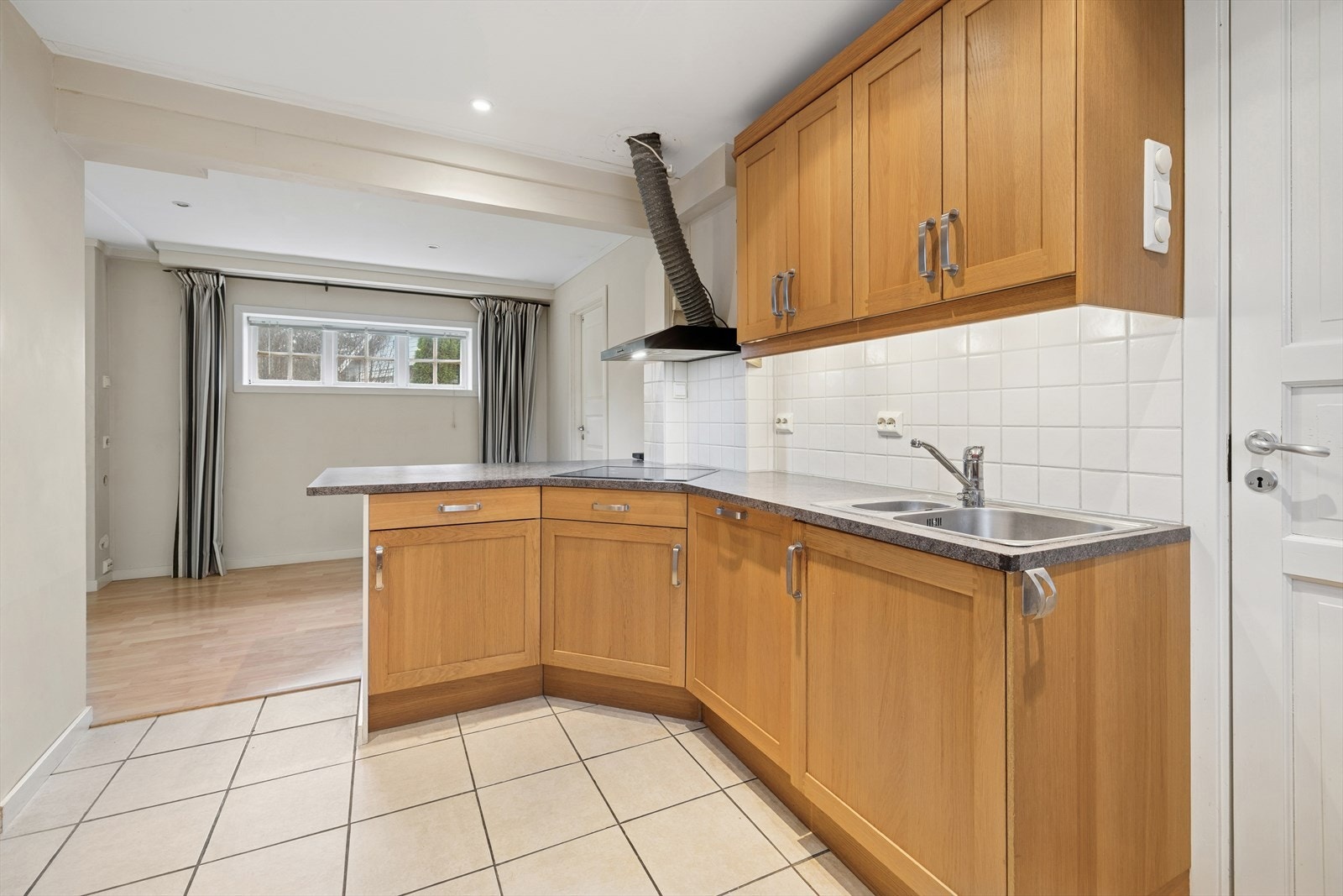 Kjøkkenet er utstyrt med ventilator med mekanisk avtrekk. Hvitevarer som oppvaskmaskin, komfyr og koketopp er integrert, og det er avsatt plass til frittstående kjøleskap. Galleribilde