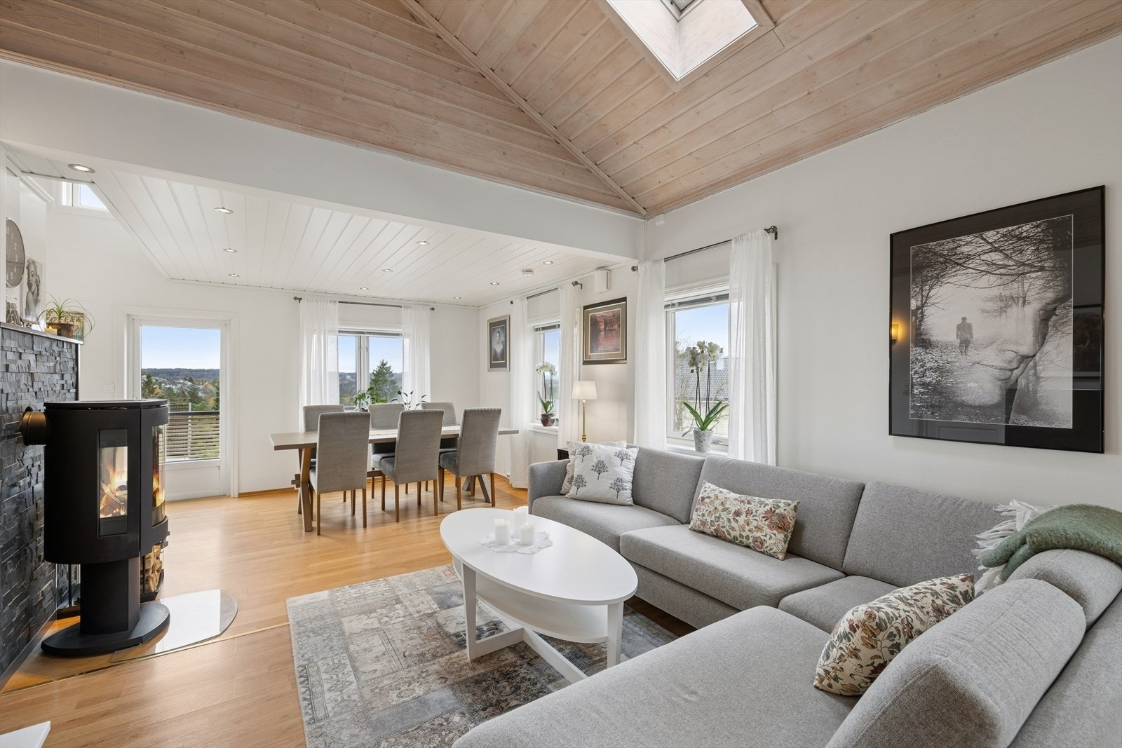 Stuen er av god størrelse med plass til både sofa og spisegruppe. Galleribilde