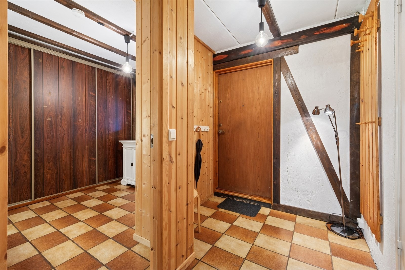 Ved entreen har du en romslig flislagt gang med god plass til oppbevaring av klær og diverse. Galleribilde