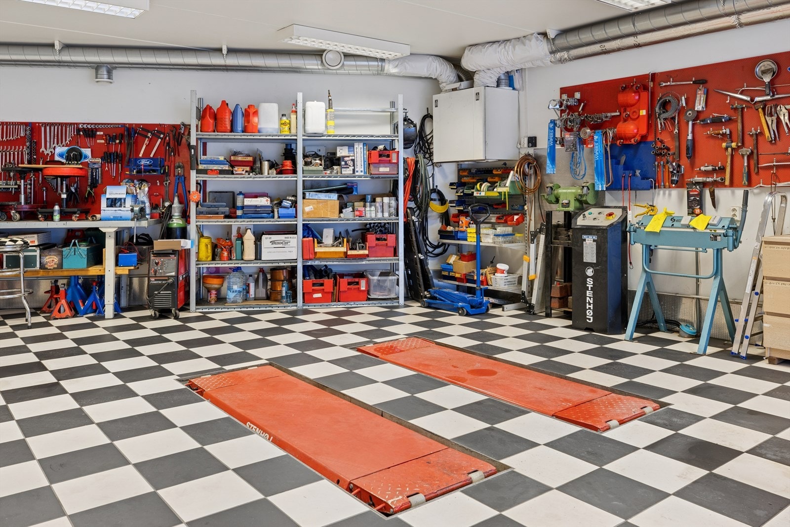 Eiendommen kan også skilte med en rå underjordisk garasje, oppført i 2014. Galleribilde