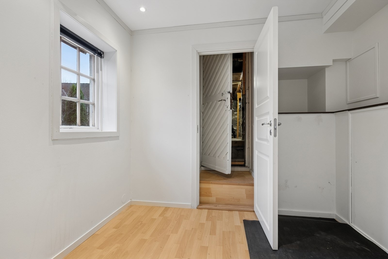 Fra stuen har du videre adkomst til gangen som fører videre inn til krypkjeller. Galleribilde