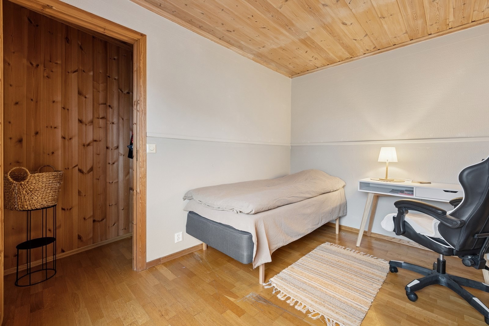 Det andre soverommet er av god størrelse, lett plassert mellom stuen og trappeoppgangen. Galleribilde