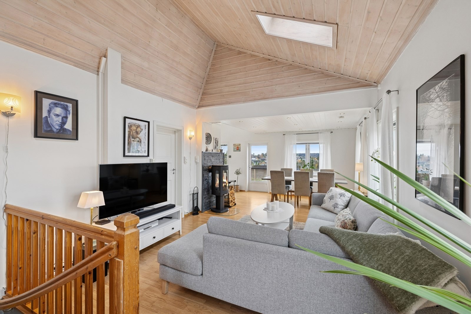 Fra trappen møtes du av den lyse og trivelige stuen i 2. etasje. Galleribilde