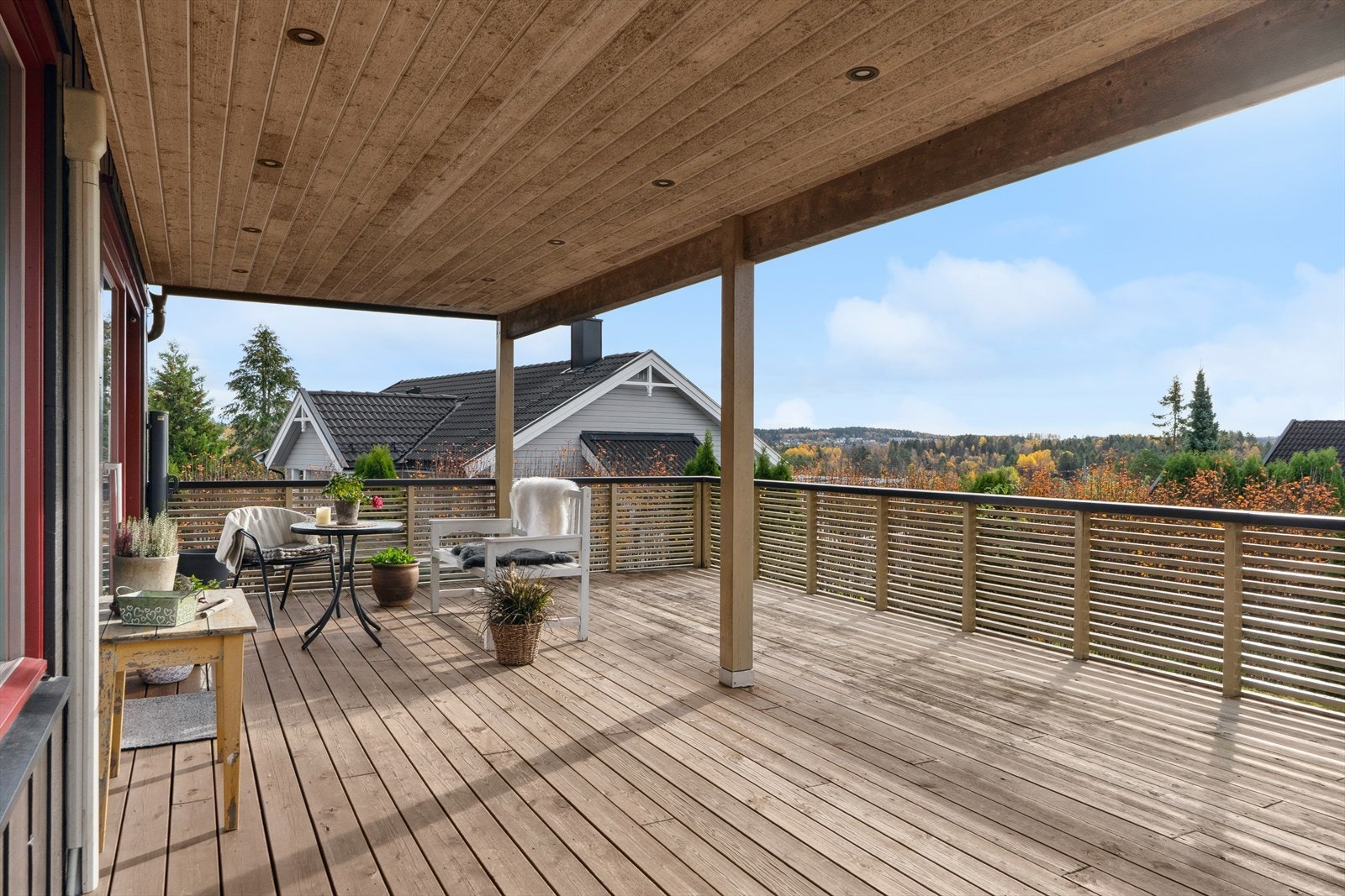 Fra stuen har du utgang til en sttor terrasse på 32 kvm, oppført i 2013. Galleribilde