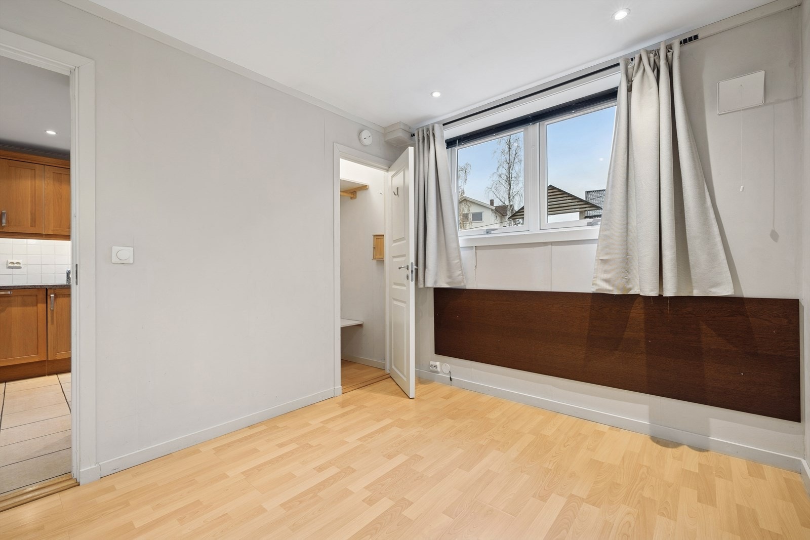 Soverommet ligger ved kjøkkenet og har god plass til dobbeltseng og tilhørende møblement. Galleribilde