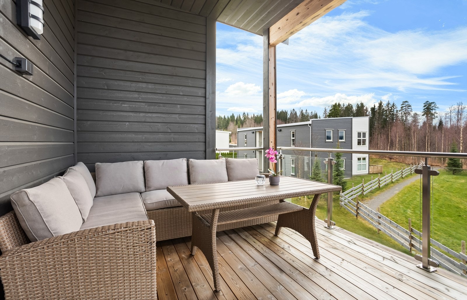 Gulvet er belagt med impregnerte terrassebord, og rekkverket i stål og glass gir et moderne uttrykk. Galleribilde