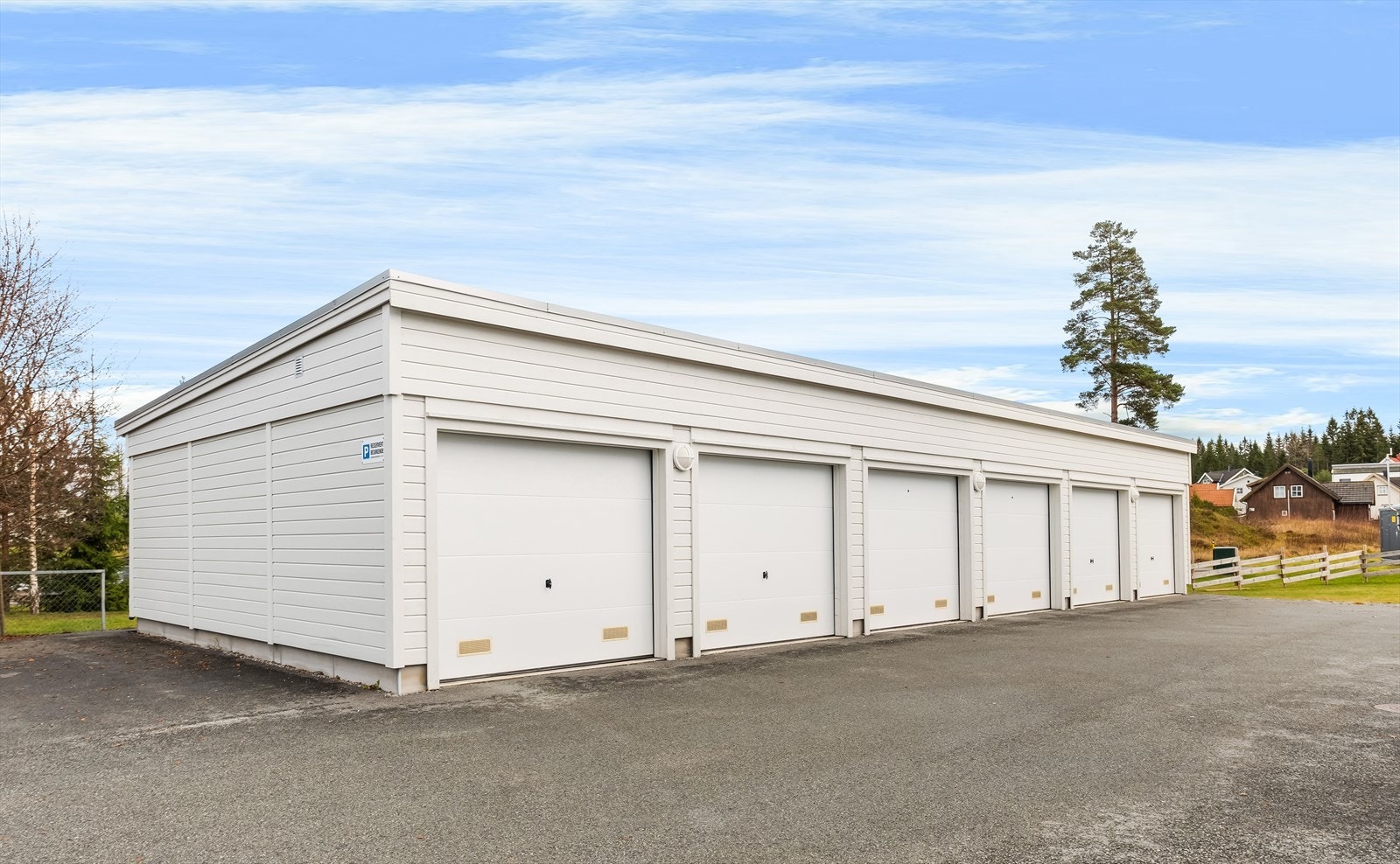 Leiligheten disponerer en garasjeplass i rekke på 21 m², klargjort med elbillader. Galleribilde