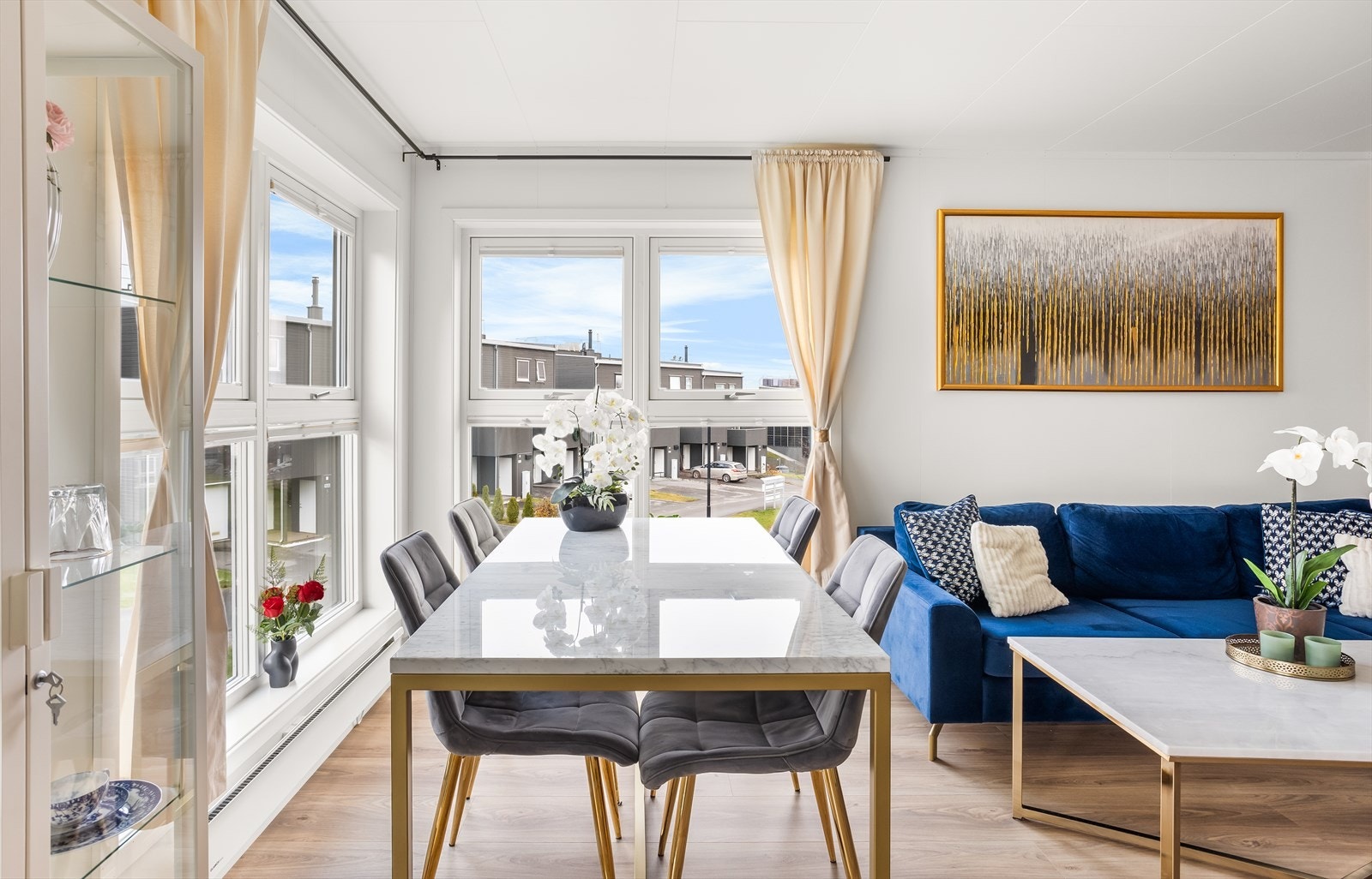 Det er god plass til et spisebord i tilknytning til kjøkkenet. Galleribilde