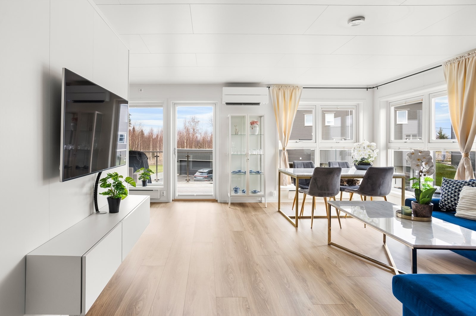 Her har du plass til både sofaseksjon, mediemøbler og spisebord. Galleribilde