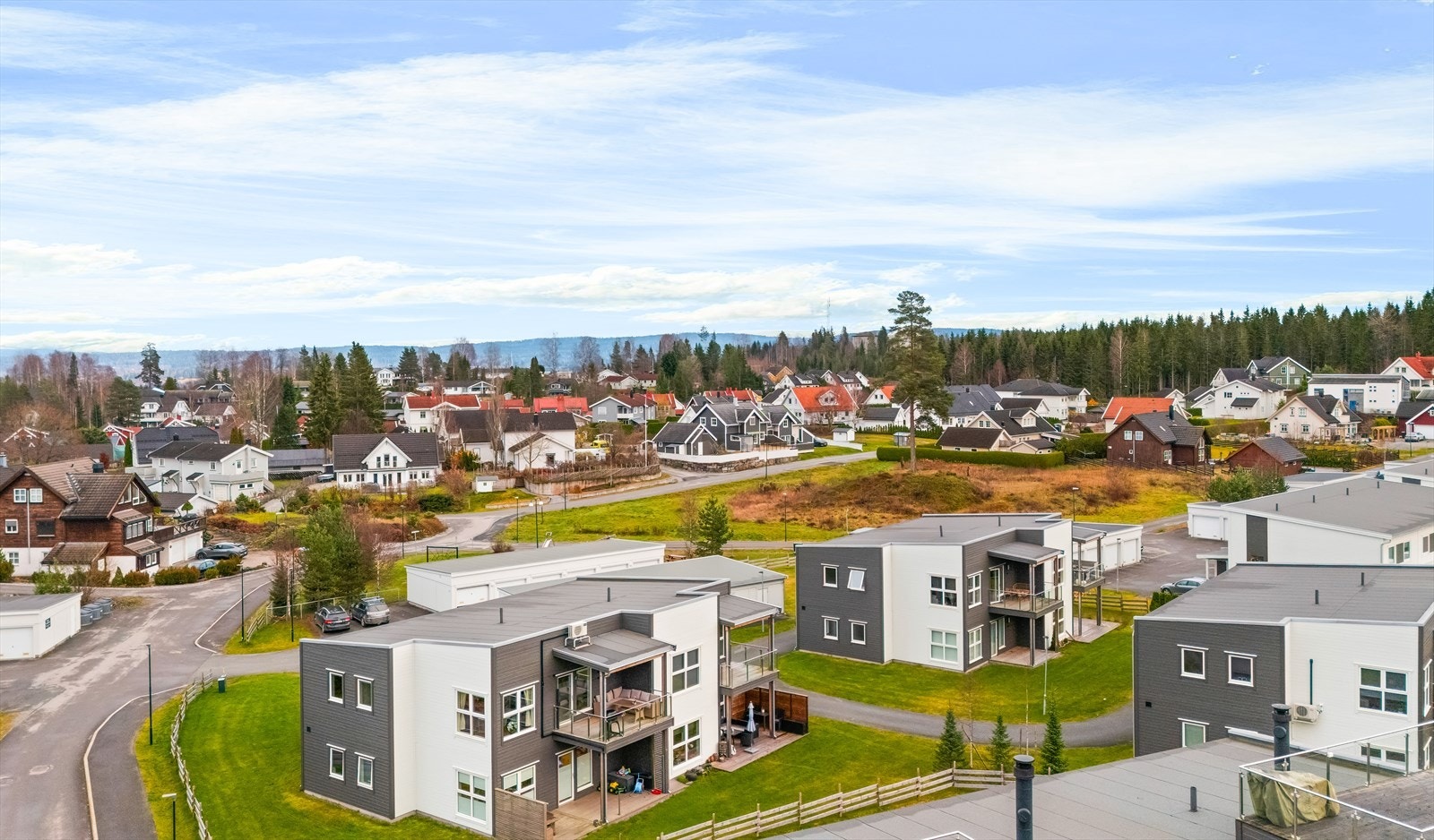 Råholt sentrum med Amfi Eidsvoll og et godt utvalg av butikker er kun en kort kjøretur unna. Galleribilde
