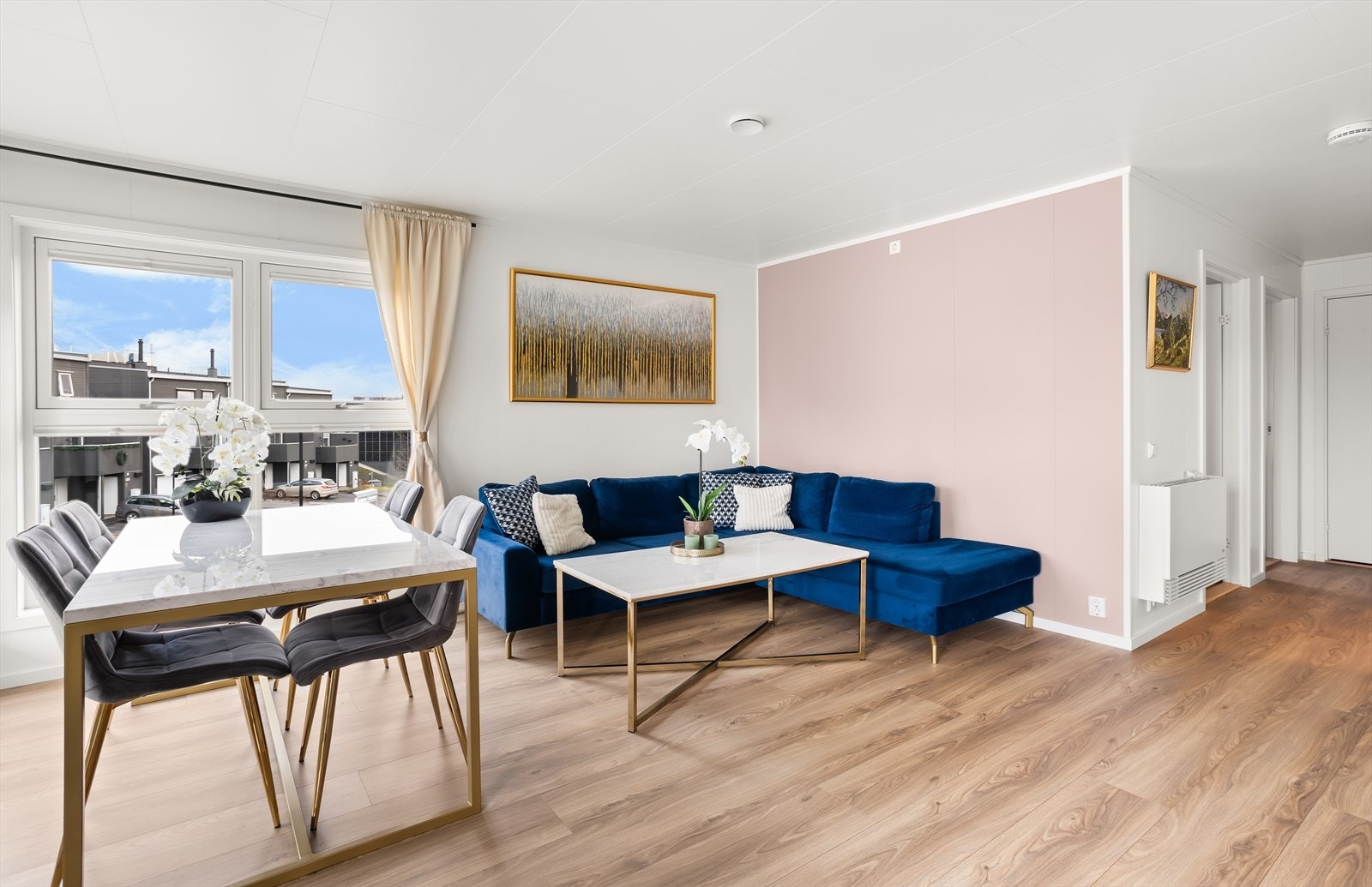 Rommet er malt i lyse farger og har gjennomgående laminatgulv. Galleribilde