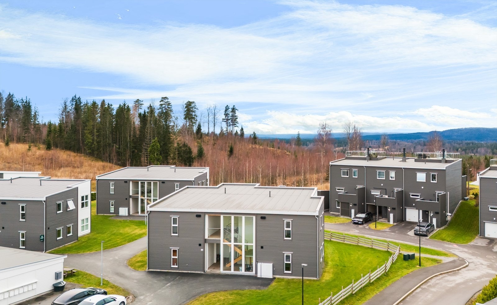 Fra boligen er det kort vei til skog og mark med flotte tur- og friluftsområder. Galleribilde