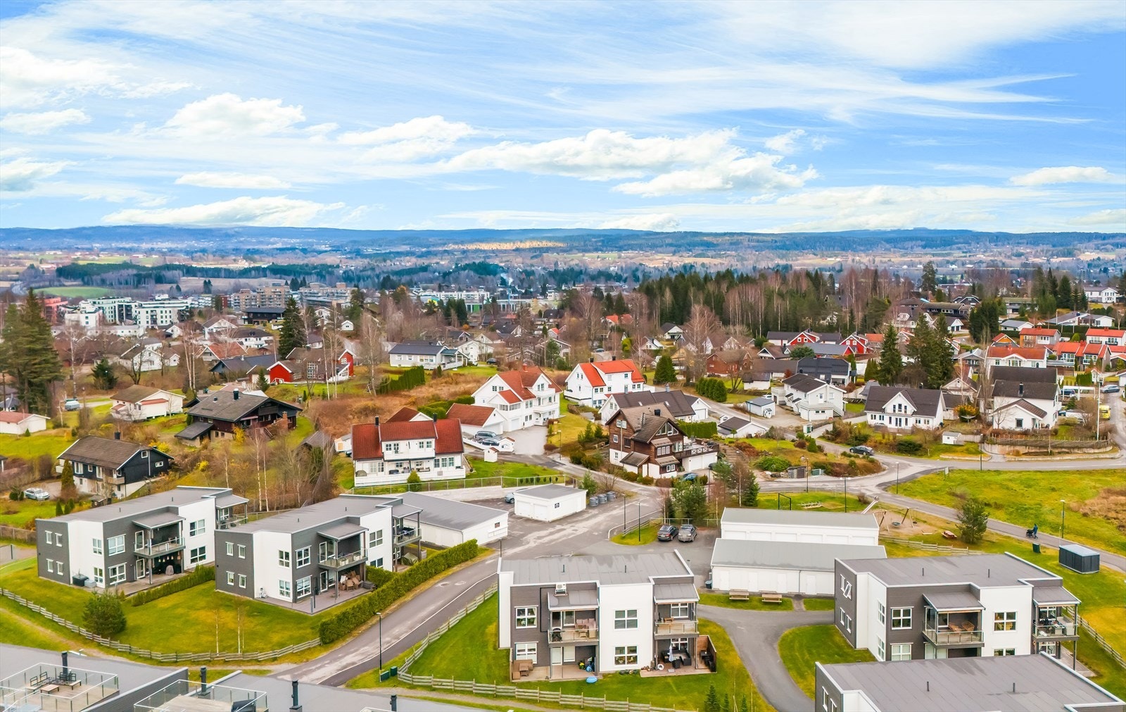 Eidsvoll Verk stasjon ligger i nærheten, med gode pendlermuligheter til Oslo og Gardermoen. Galleribilde
