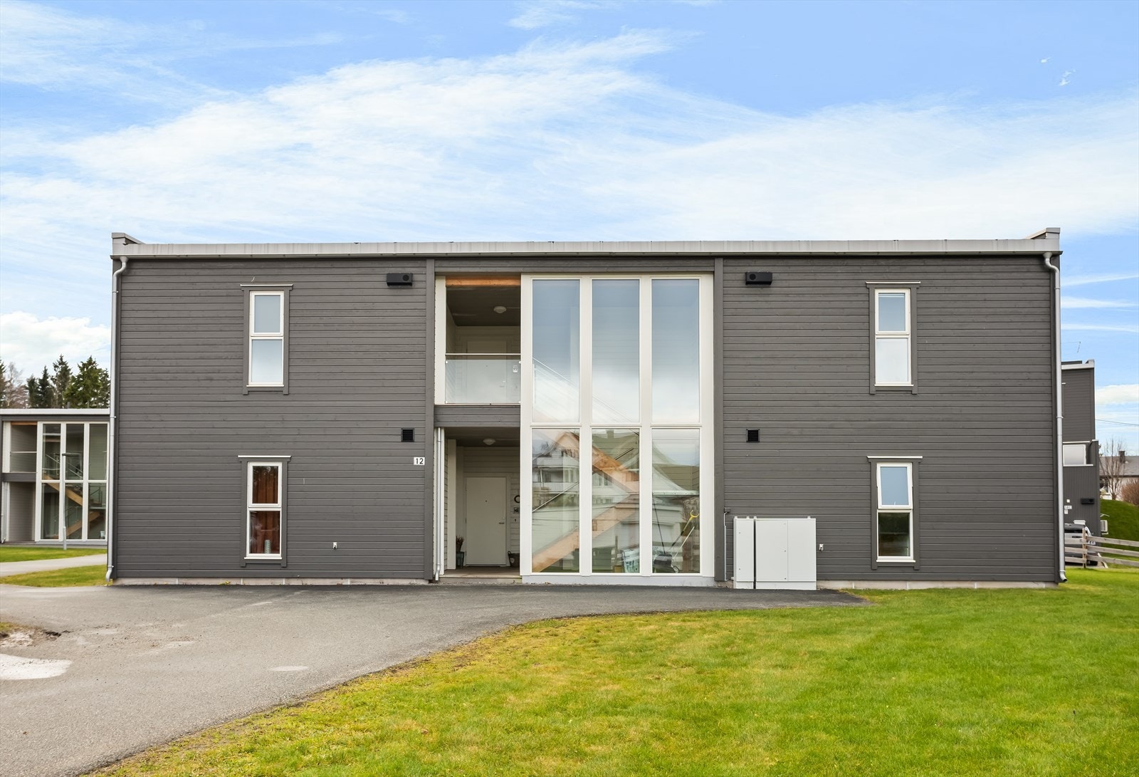 Fellesarealet er pent opparbeidet med asfalterte internveier og parkeringsplasser, plenarealer og annen beplanting. Galleribilde