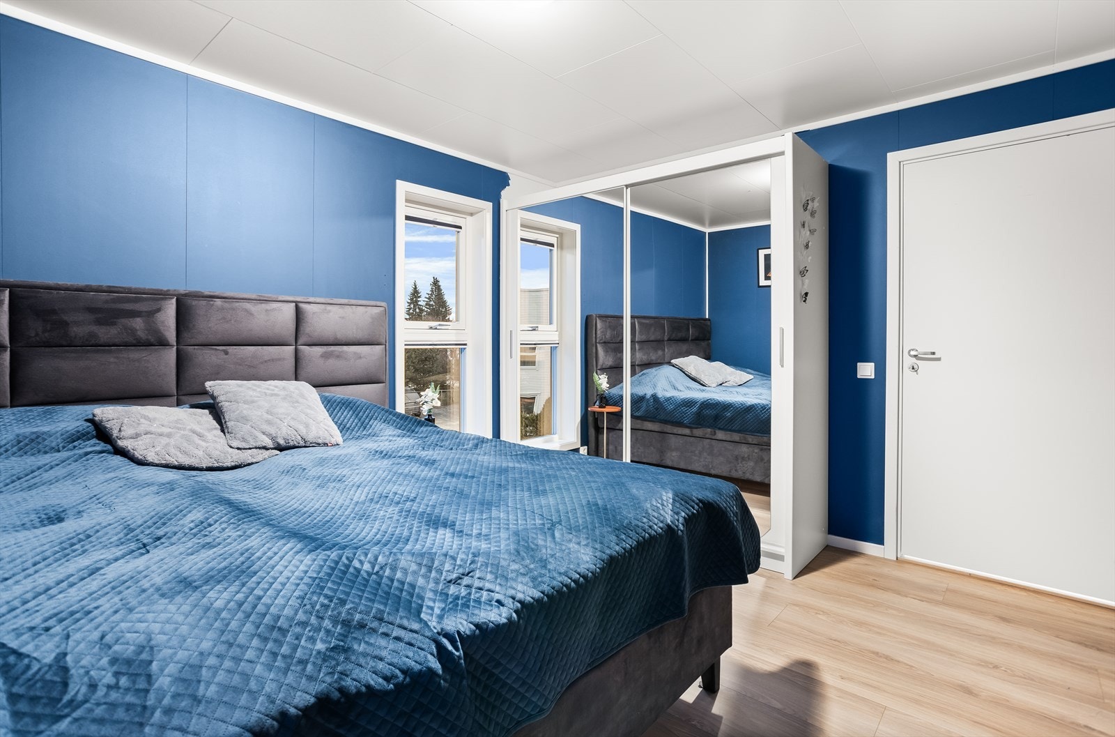 Soverommet har godt med oppbevaringsplass i skyvedørsgarderobe. Galleribilde