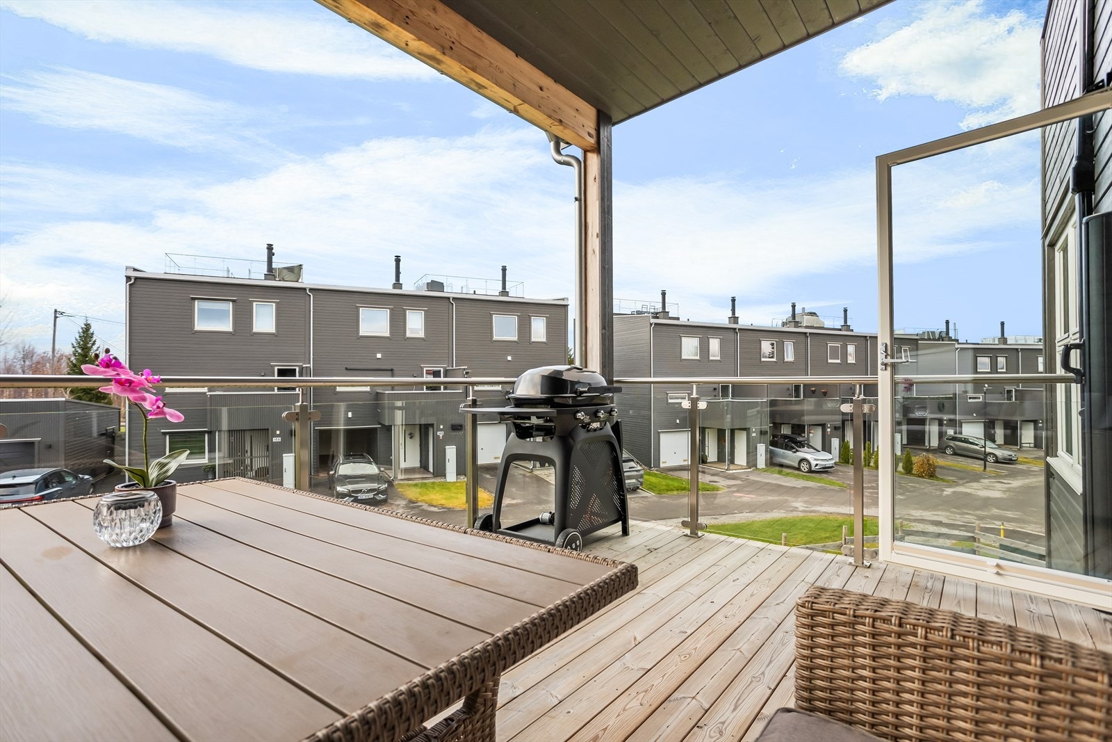 Her er det god plass til en sittegruppe, grill og planter. Galleribilde