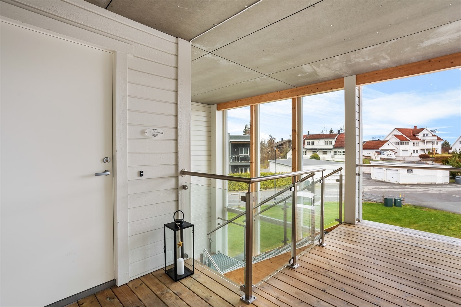 Adkomst til leiligheten i andre etasje via felles, overbygget trappegang. Galleribilde