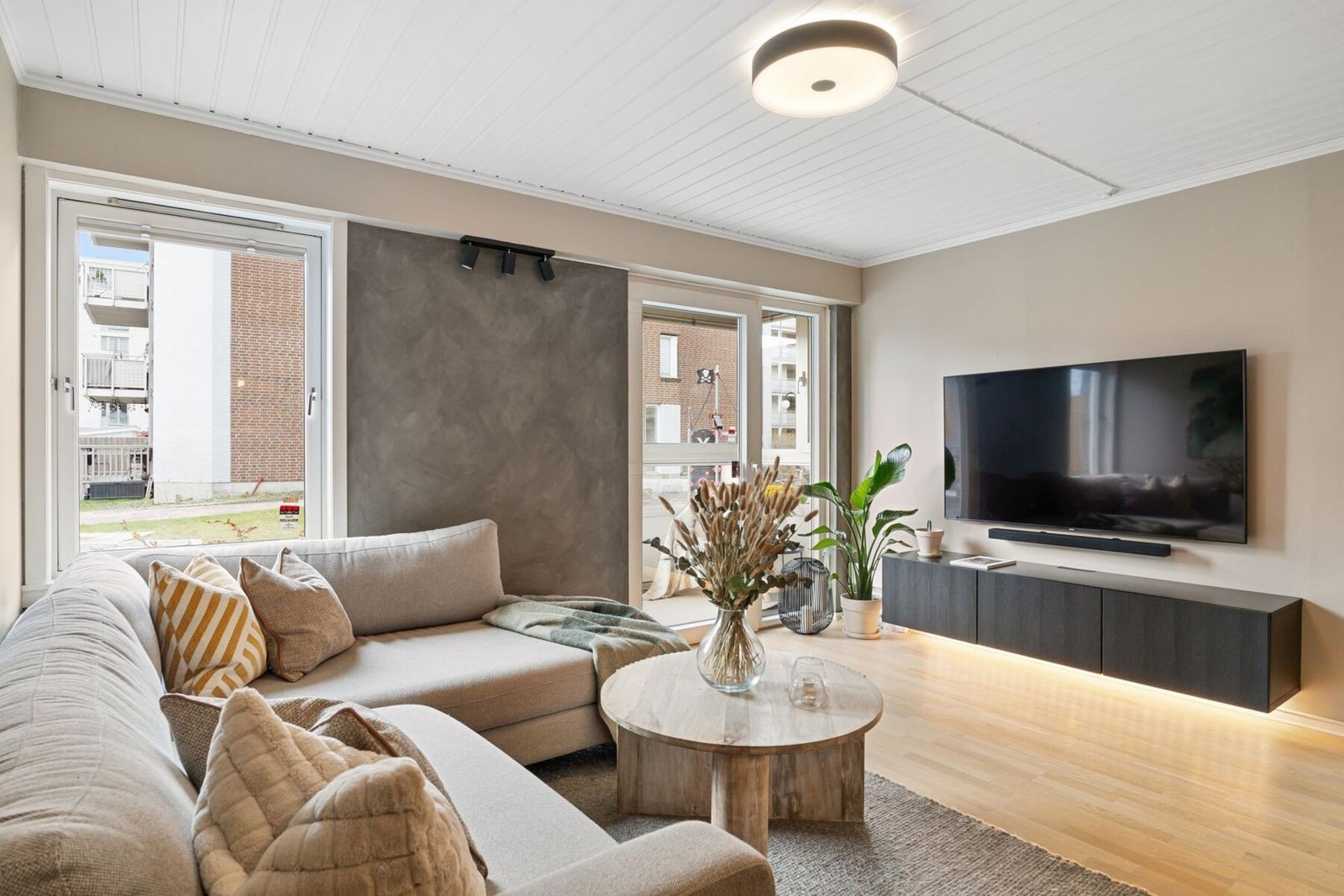 Fra stuen er det utgang til innglasset balkong. Galleribilde