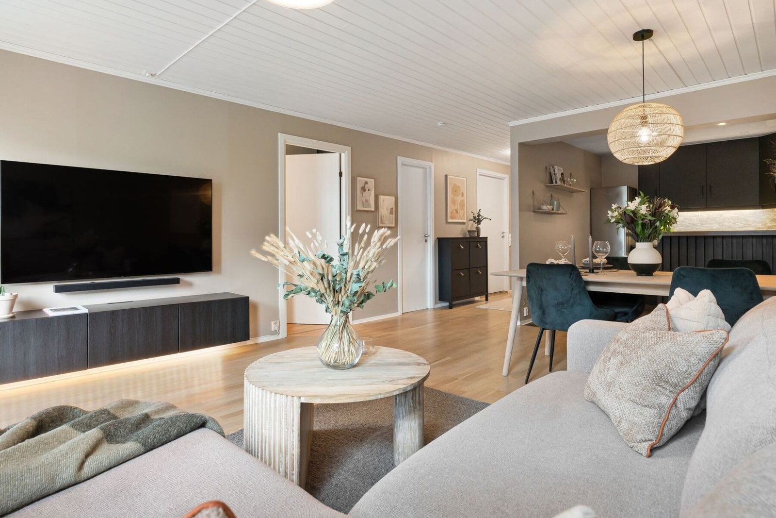 Stuen er er enkel å møblere, med plass til både sofagruppe, TV-seksjon og spisebord. Galleribilde