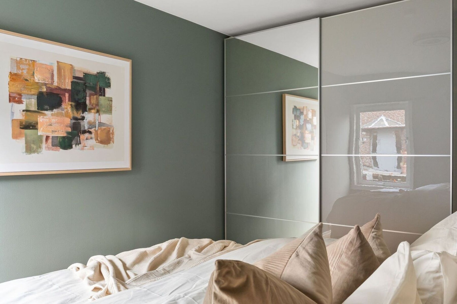 Stor skyvedørsgarderobe. Galleribilde