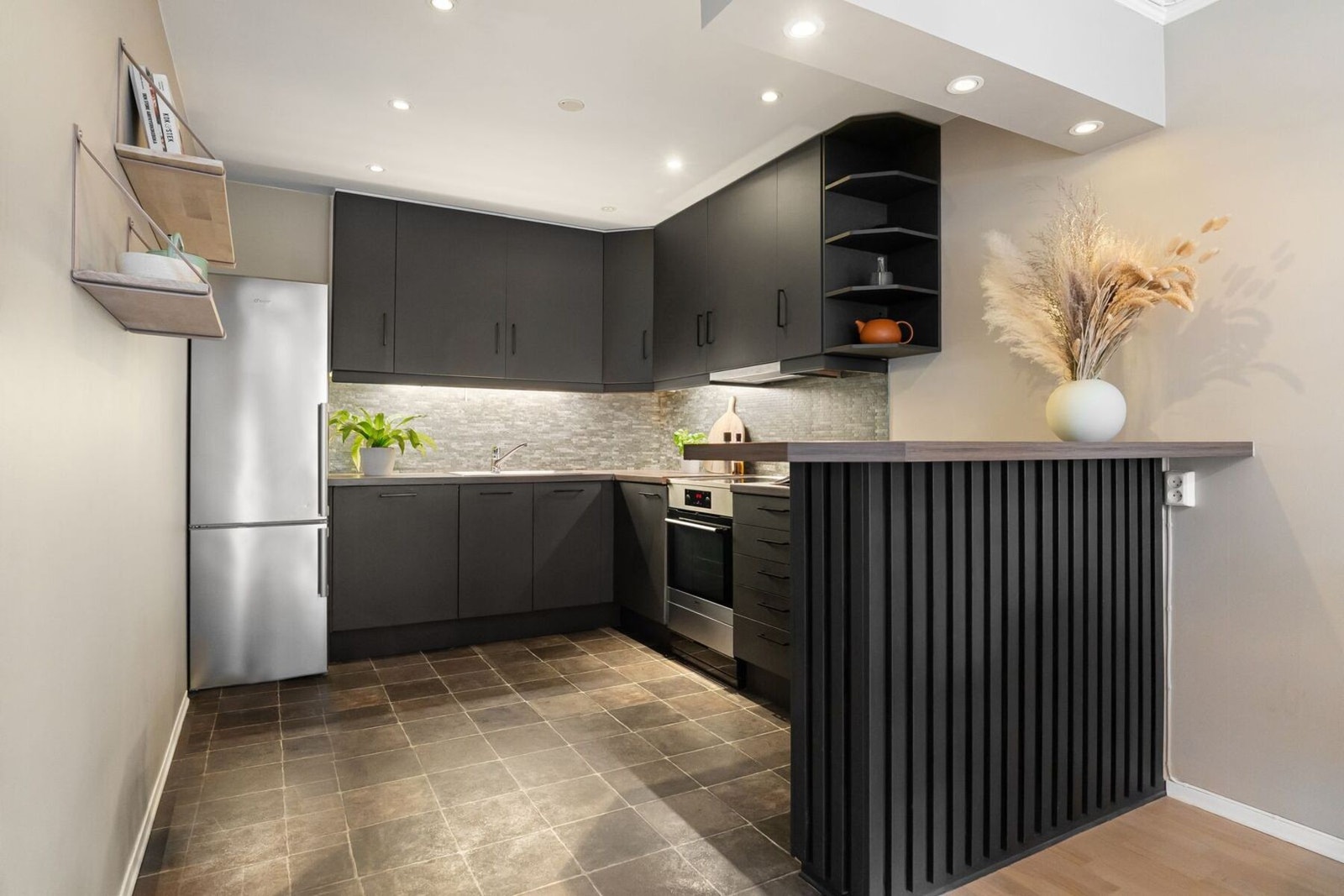 Kjøkkenet er fra 2016 innredet med malte glatte fronter. Galleribilde