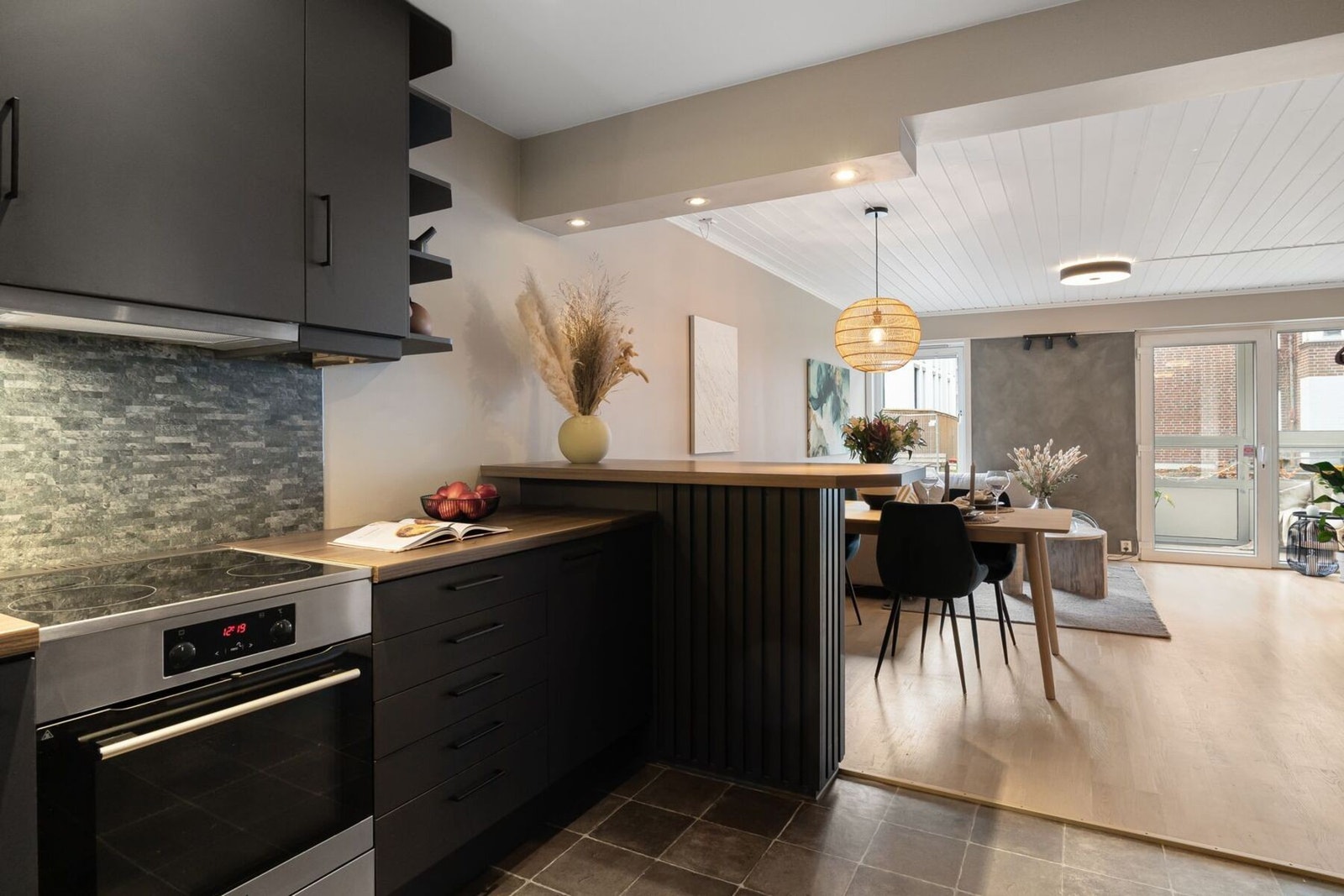 Rikelig med skap og benkeplass. Galleribilde