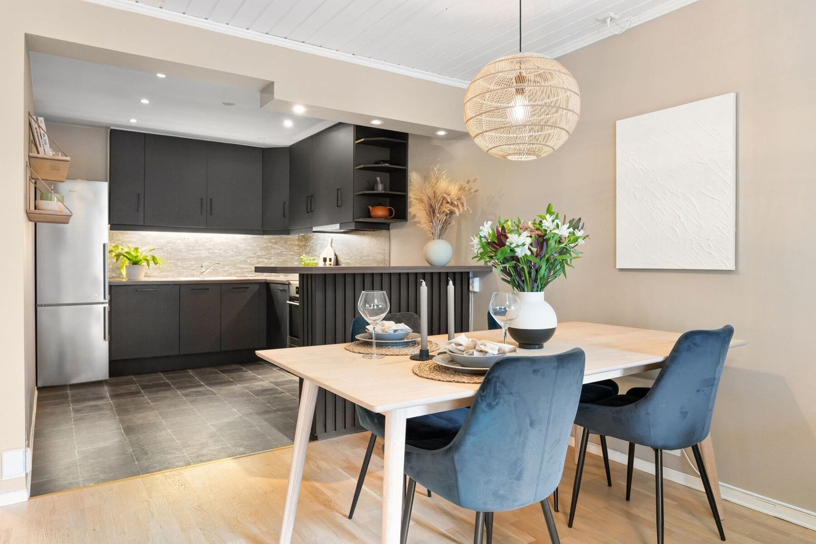 Kjøkkenet har en åpen løsning mot stuen, men likevel naturlig adskilt med barløsning og i hjørnet av rommet. Galleribilde