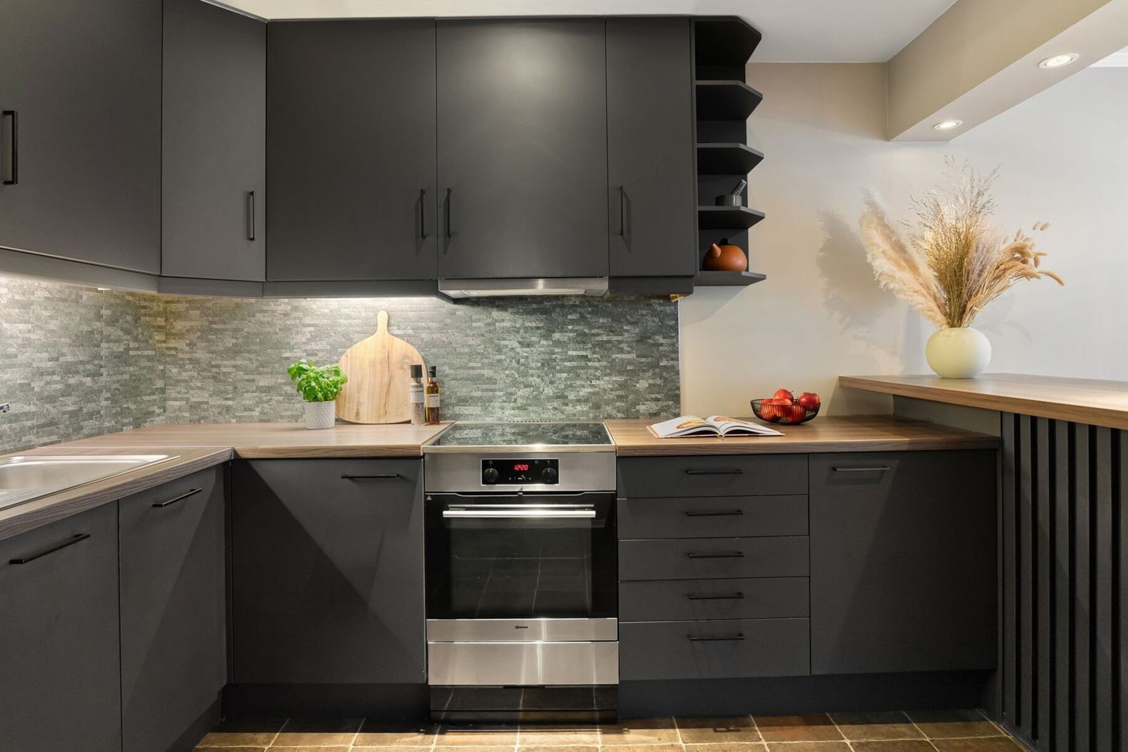 Videre er kjøkkenet utstyrt med integrert oppvaskmaskin. Galleribilde