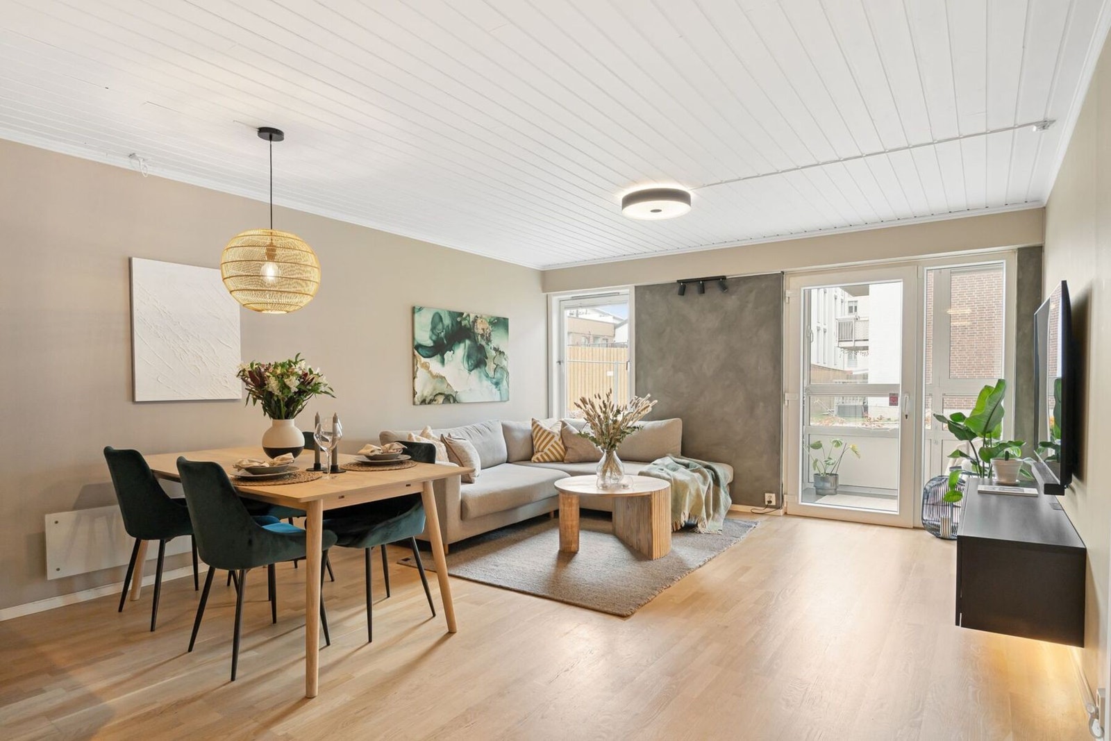 Romslig stue med store vindusflater. Galleribilde