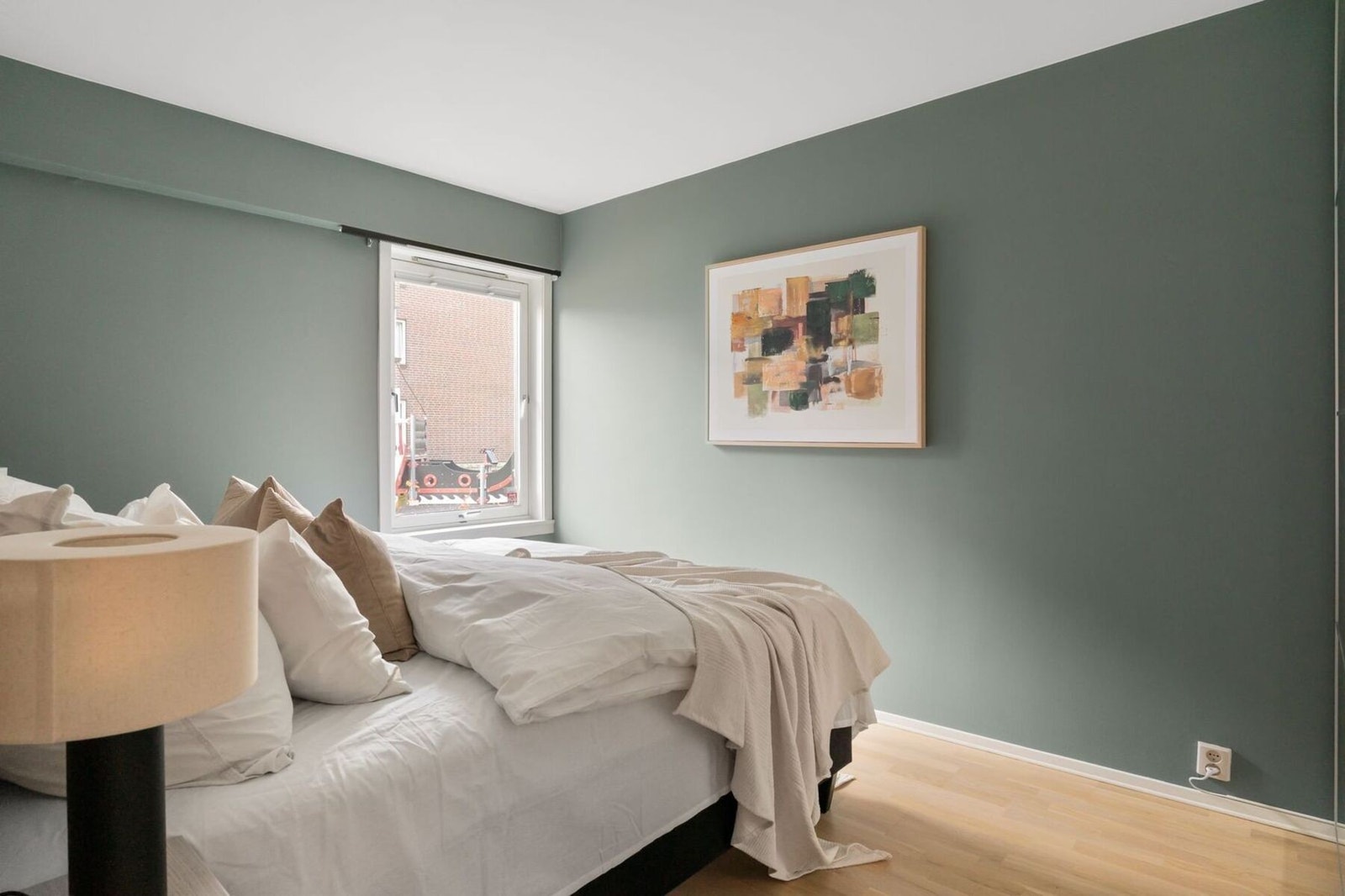 Stort og luftig soverom med god plass til dobbeltseng som vender ut mot rolige fellesarealer uten biltrafikk. Galleribilde