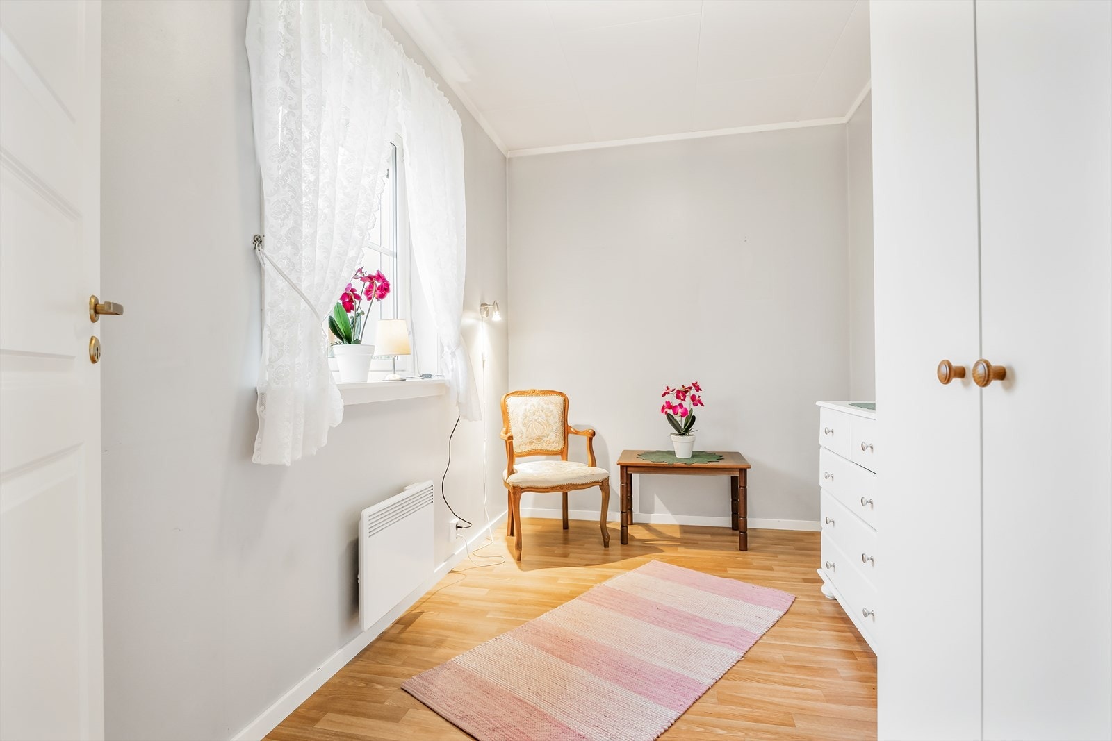 Soverom II kan benyttes alt etter behov, og kan fint fungere som barne-, gjesterom, kontor eller lignende. Galleribilde