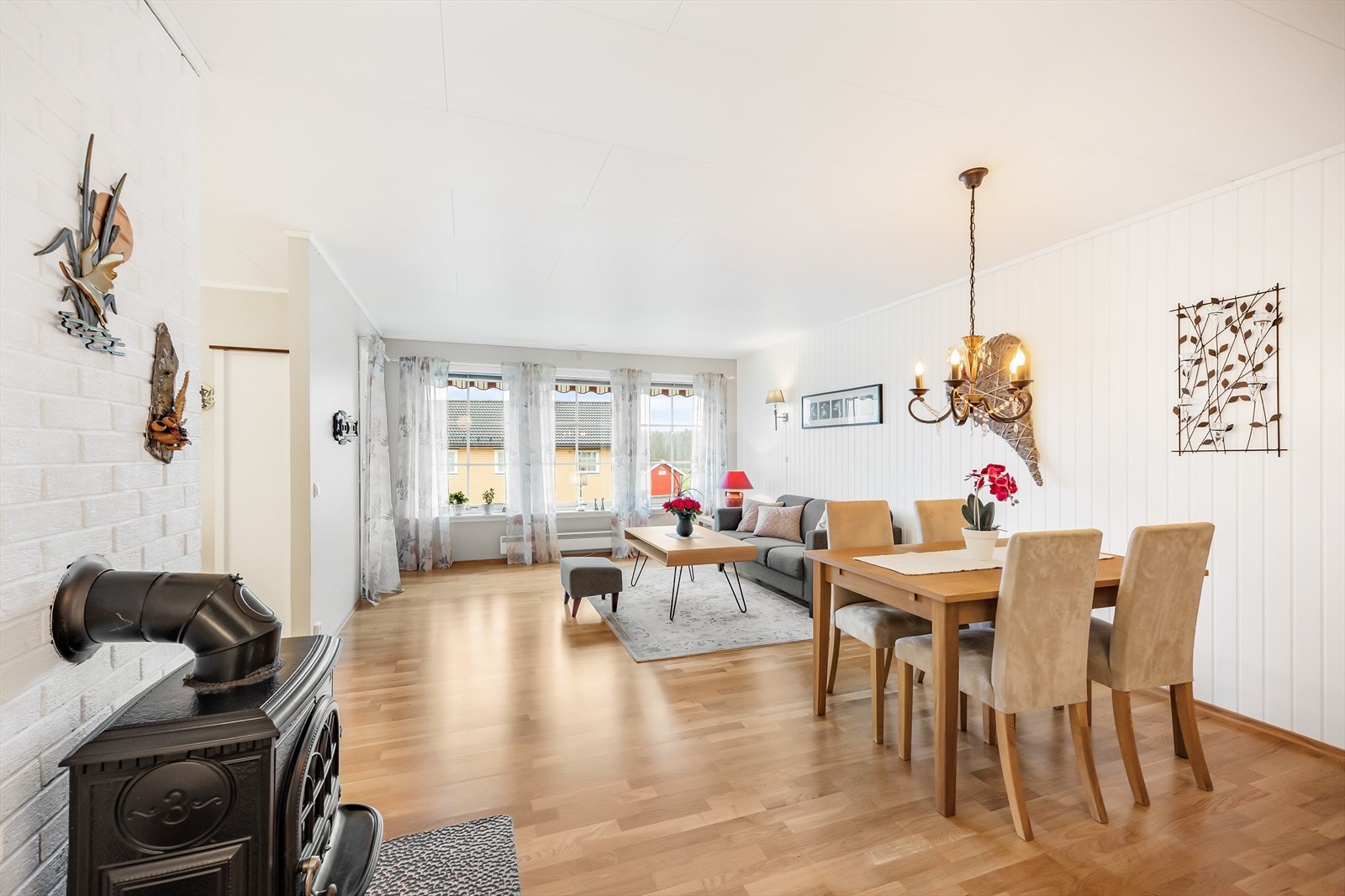 Stue av god størrelse og med utgang til veranda. Galleribilde